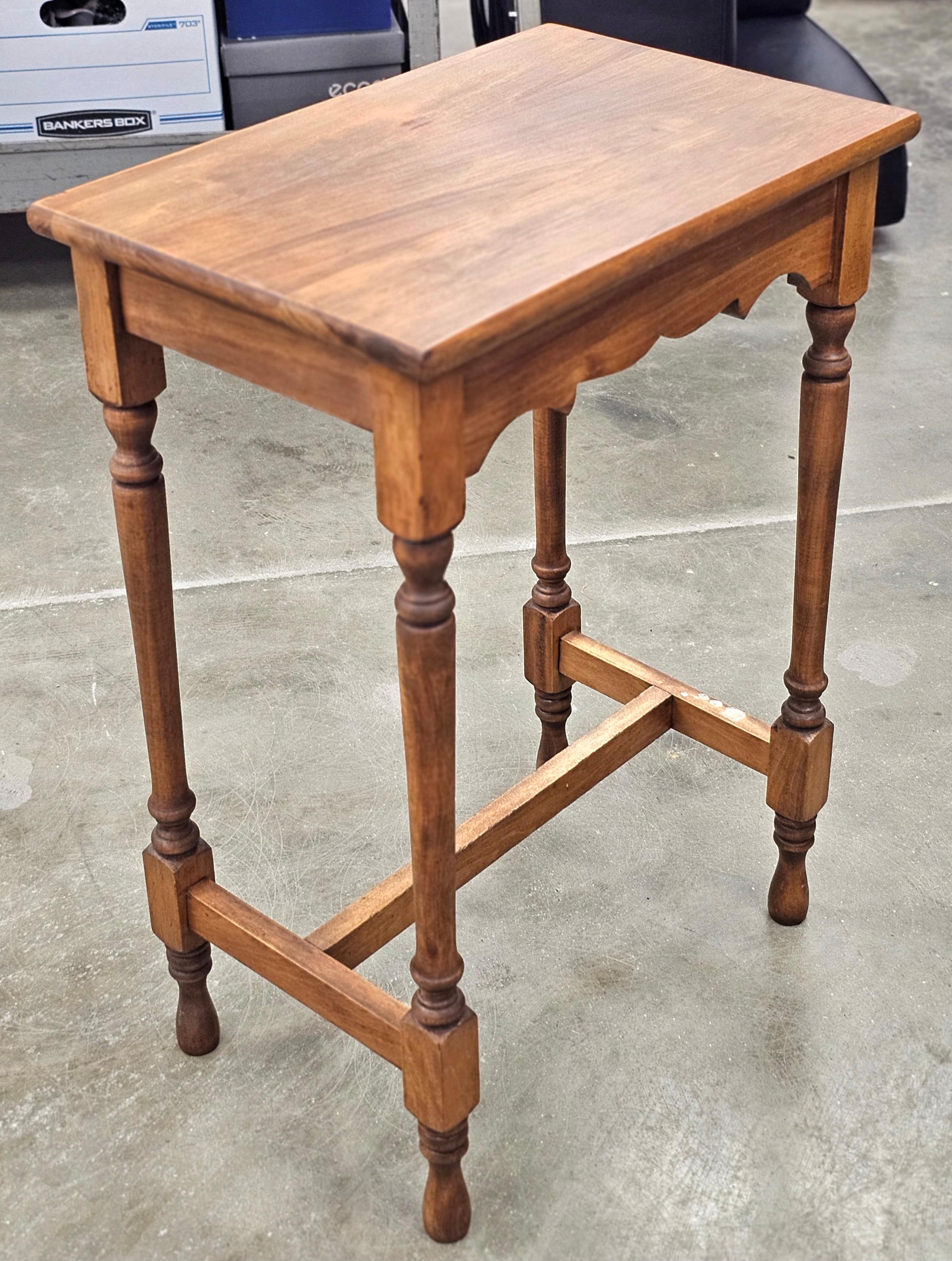 Americano Early American Style Stained Fruitwood Side Table in vendita