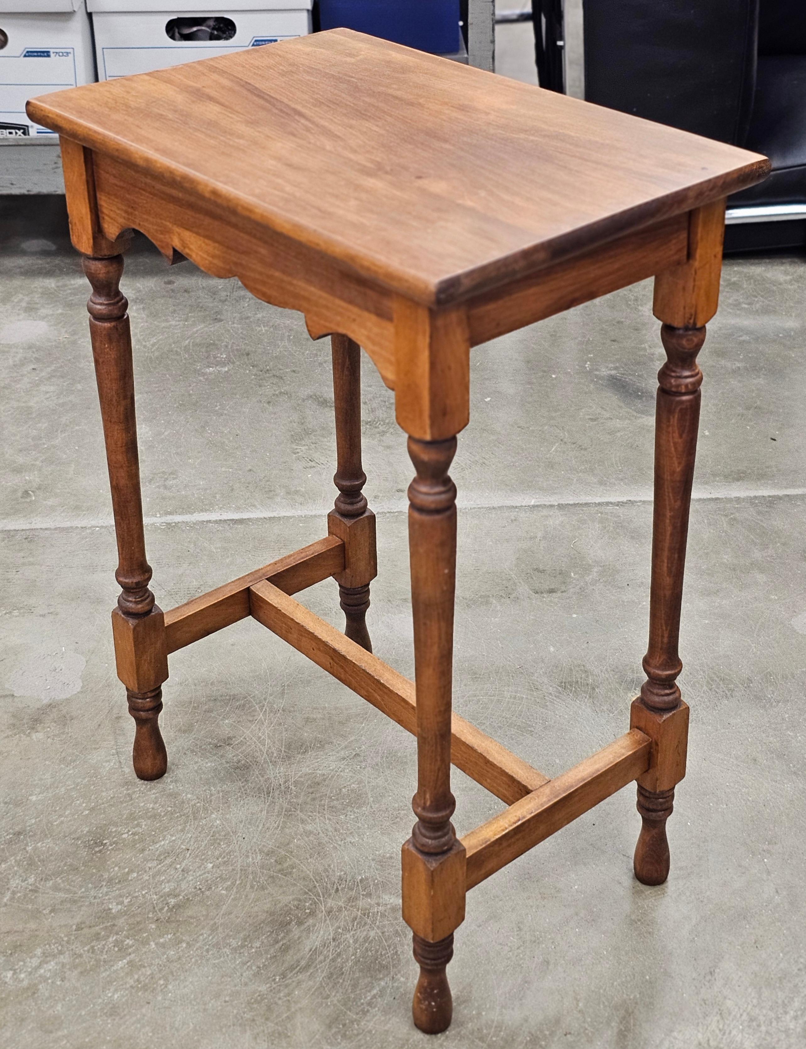 Mordenzato Early American Style Stained Fruitwood Side Table in vendita