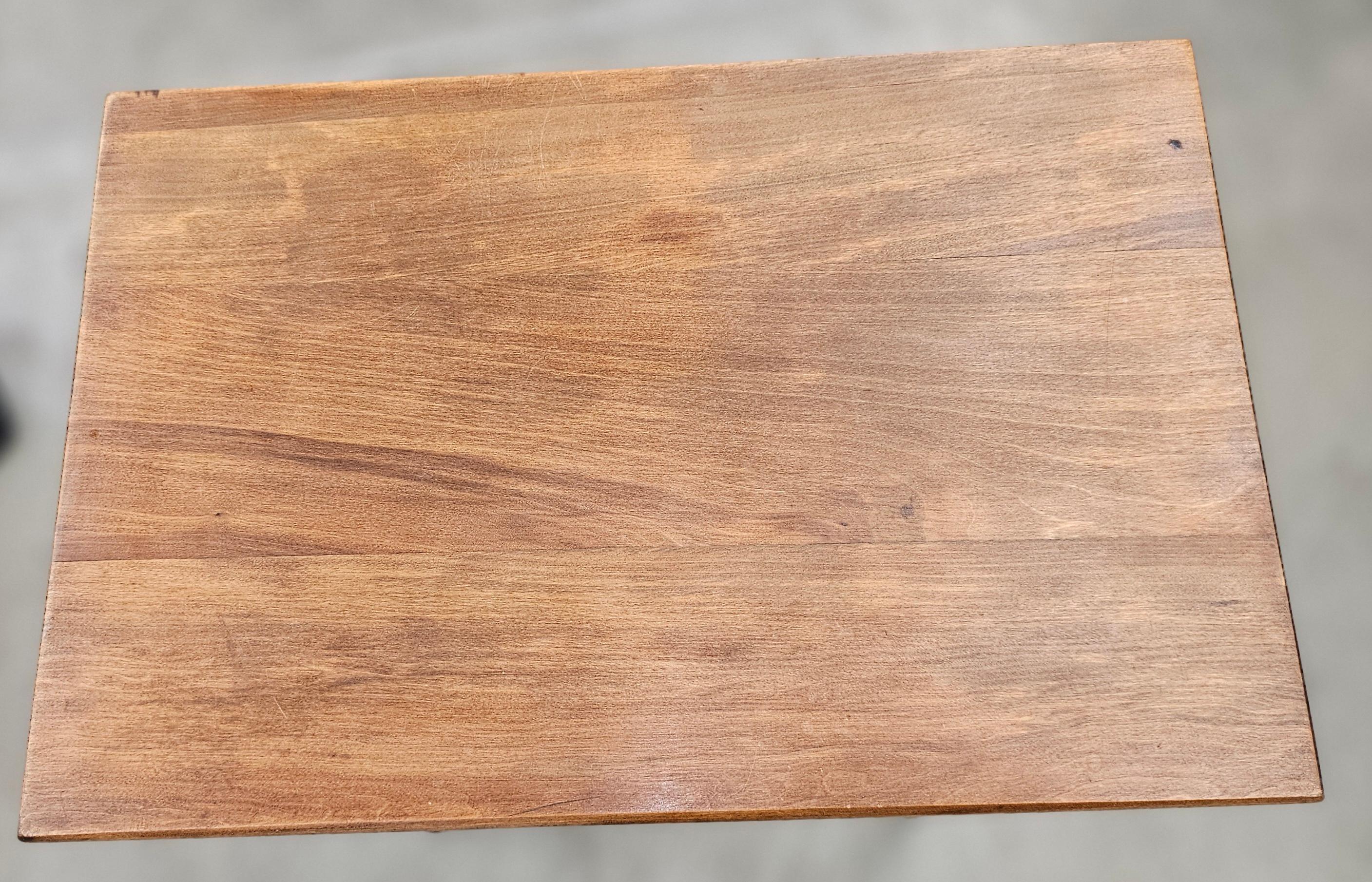 Early American Style Stained Fruitwood Side Table In condizioni ottime in vendita a Germantown, MD