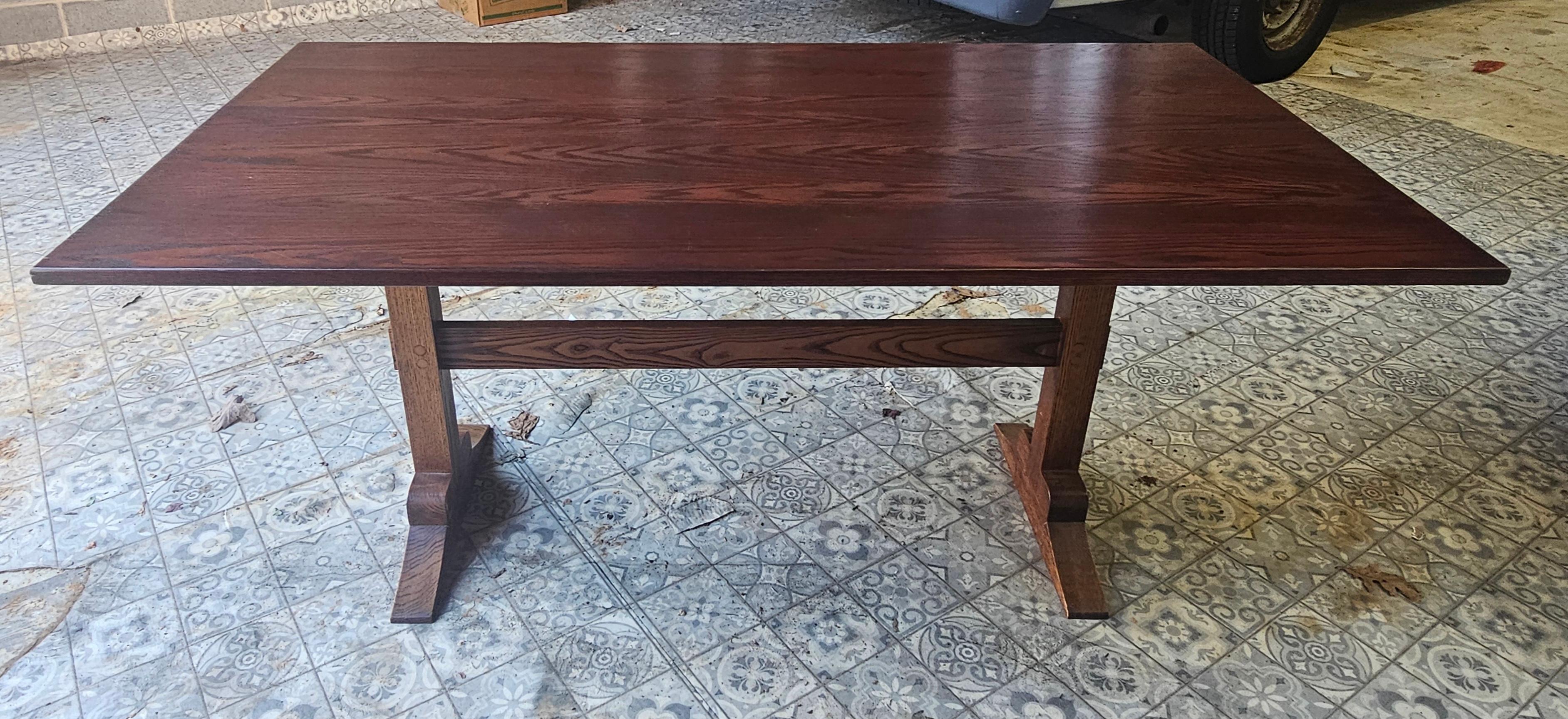 Table de salle à manger à tréteaux en chêne teinté de style américain précoce du milieu du siècle dernier. Mesure 68