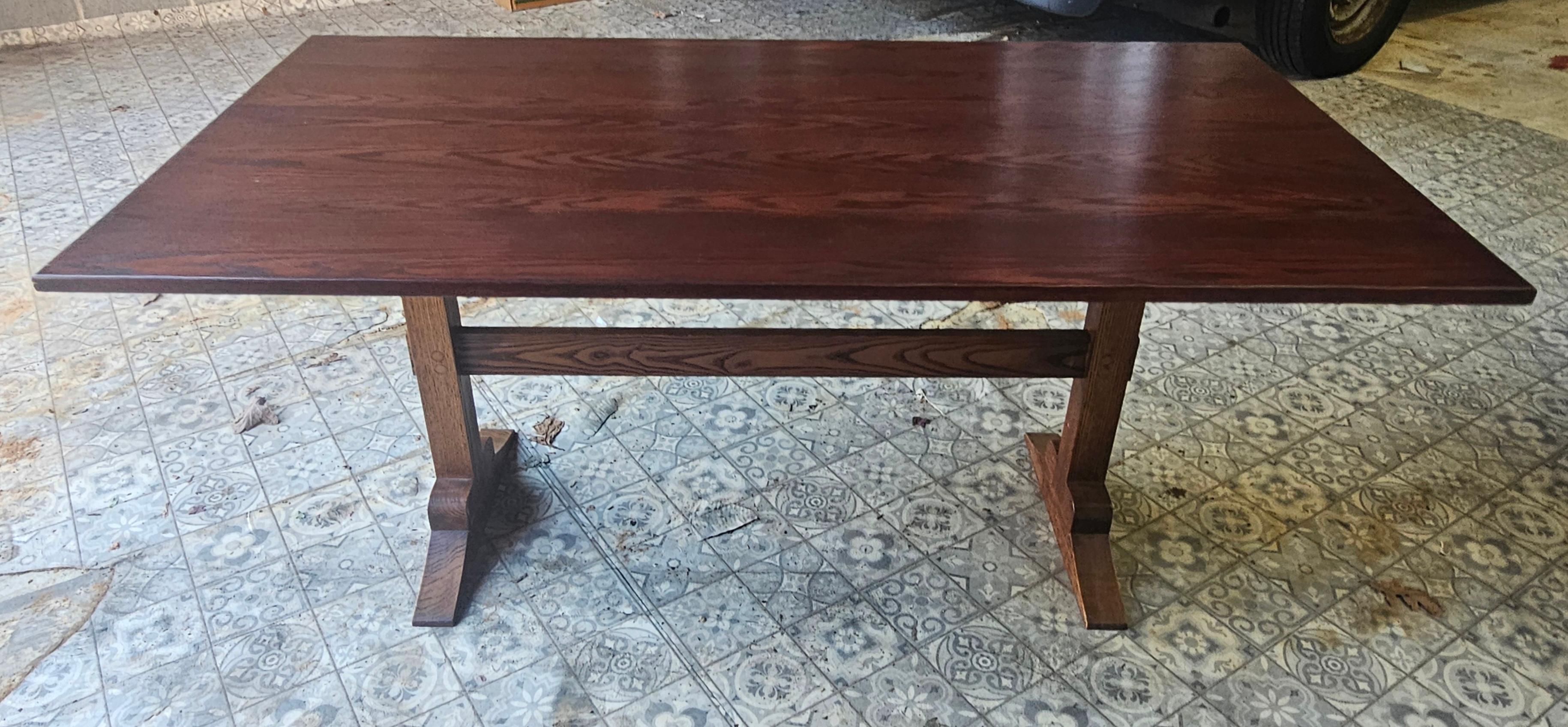 Colonial américain Table de salle à manger à tréteaux en chêne teinté de style américain ancien en vente