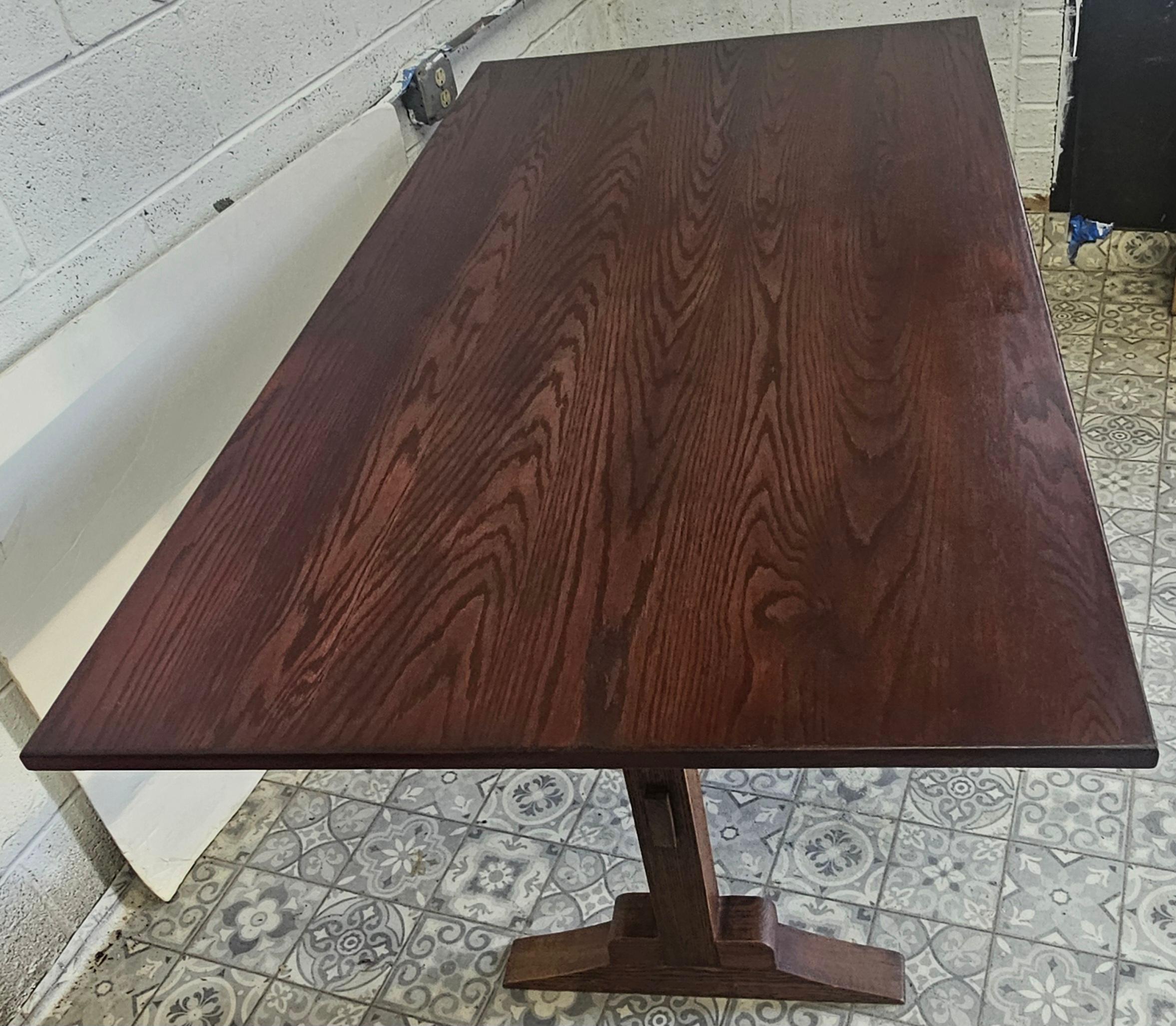 Tacheté Table de salle à manger à tréteaux en chêne teinté de style américain ancien en vente