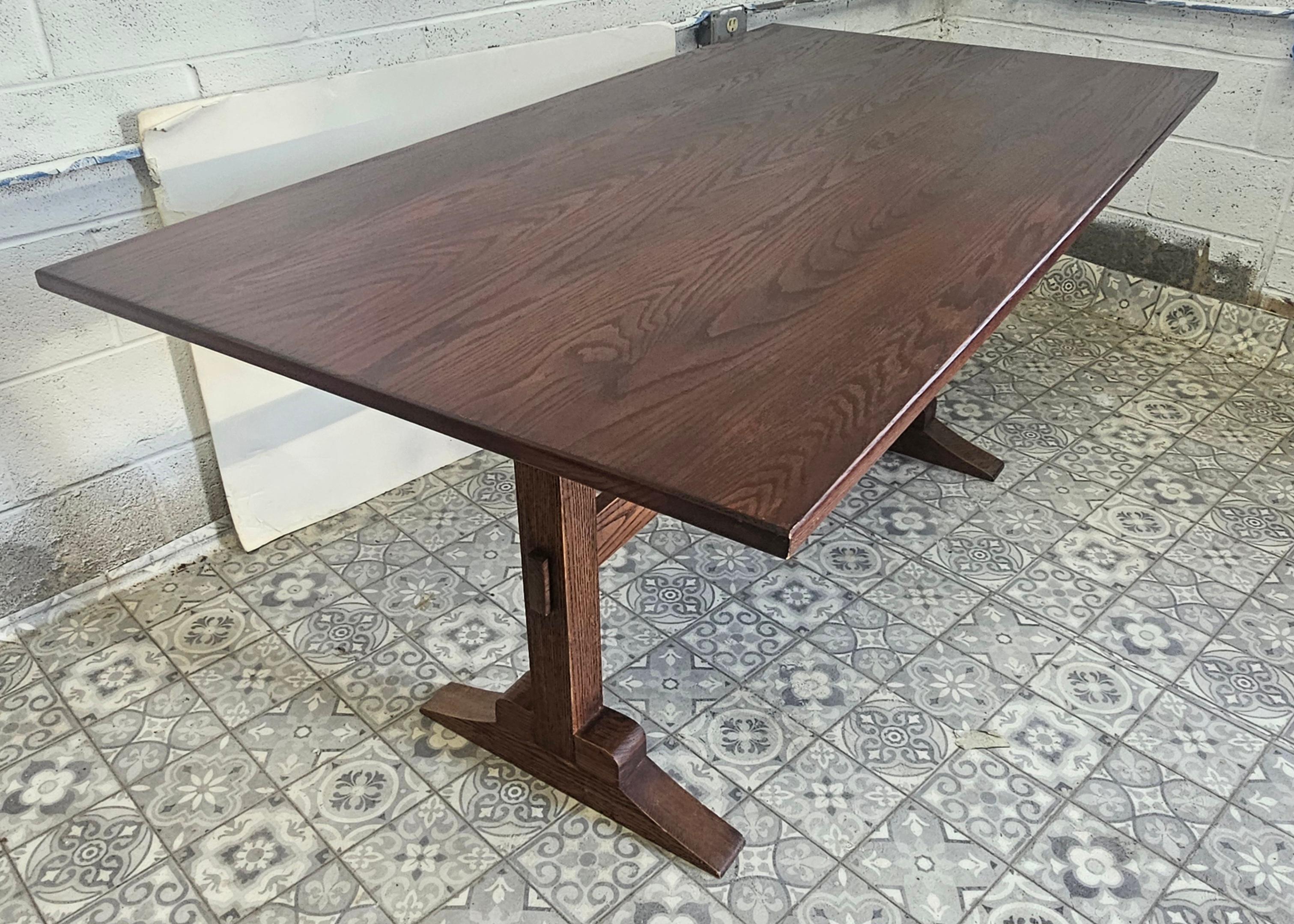 Table de salle à manger à tréteaux en chêne teinté de style américain ancien Bon état - En vente à Germantown, MD