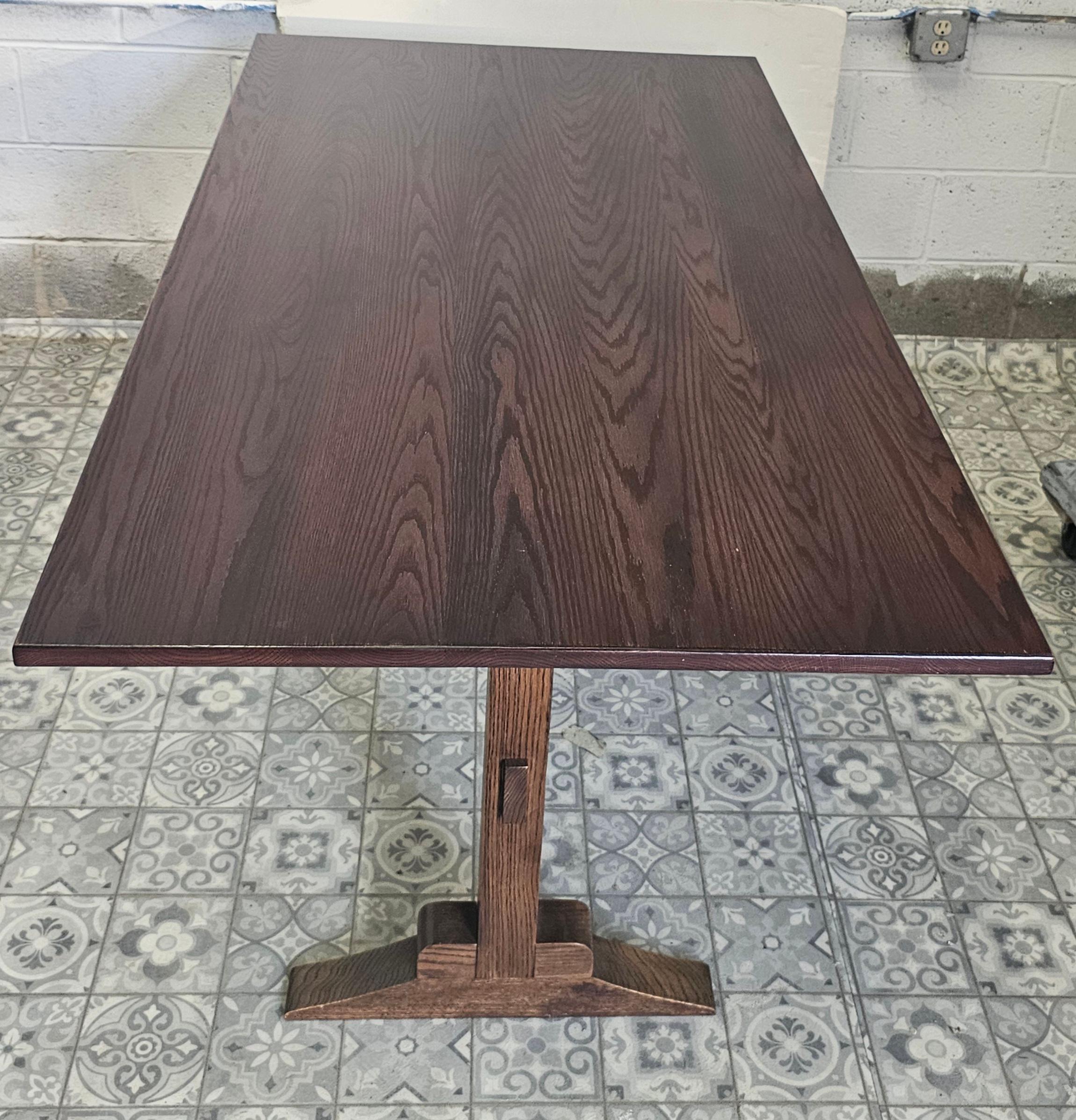20ième siècle Table de salle à manger à tréteaux en chêne teinté de style américain ancien en vente