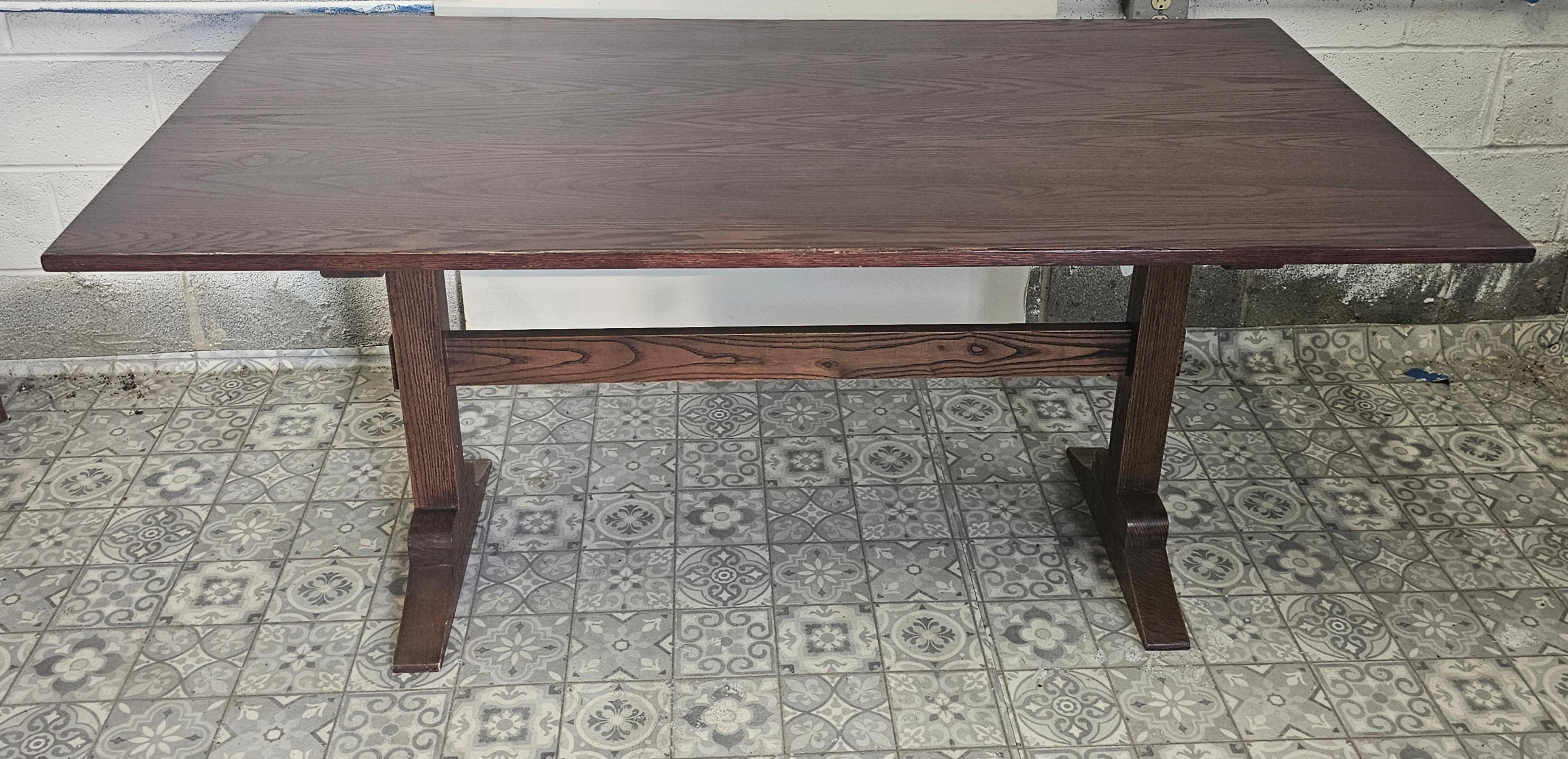 Chêne Table de salle à manger à tréteaux en chêne teinté de style américain ancien en vente