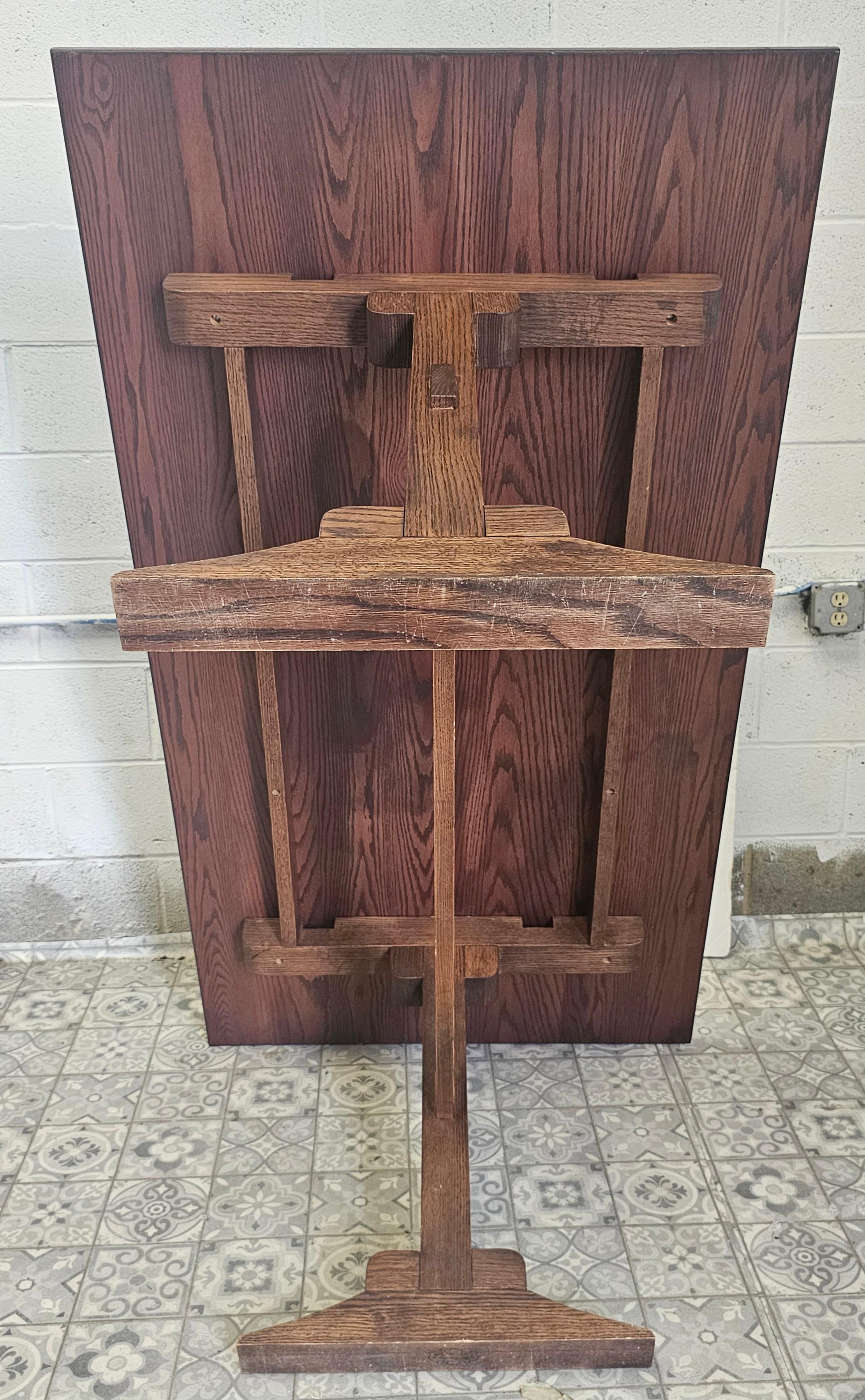 Table de salle à manger à tréteaux en chêne teinté de style américain ancien en vente 1
