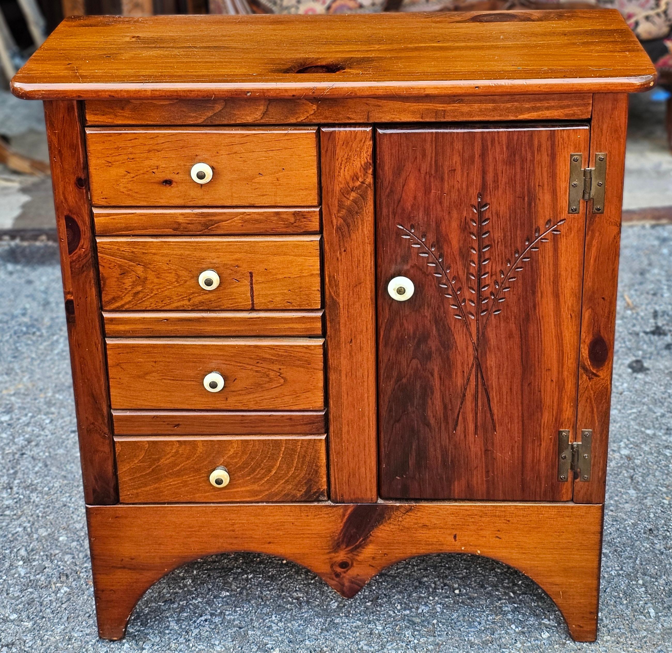 Early American Style Stained Pine Side Chest Cabinet (Amerikanisch Kolonial) im Angebot