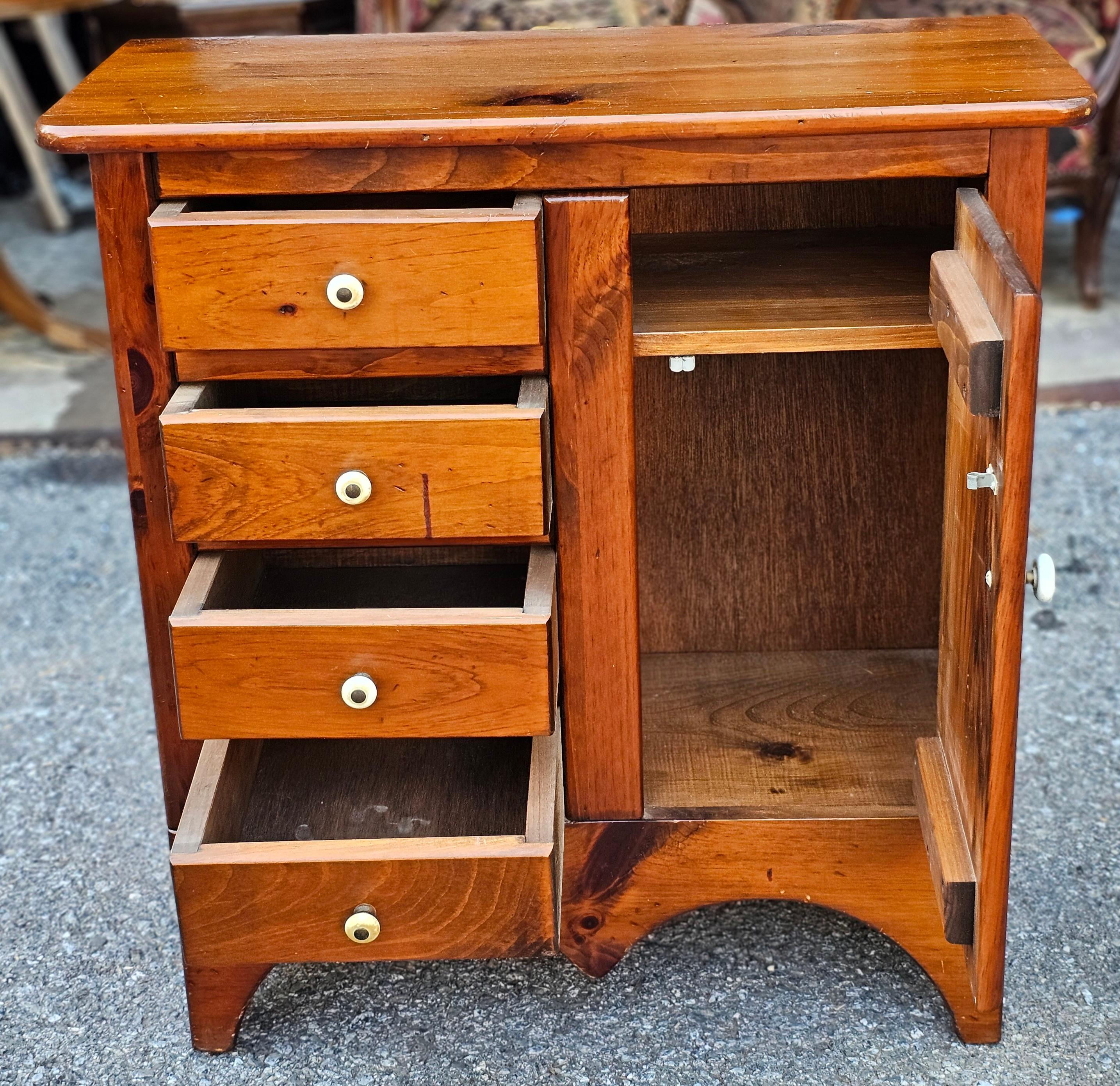 Early American Style Stained Pine Side Chest Cabinet (amerikanisch) im Angebot