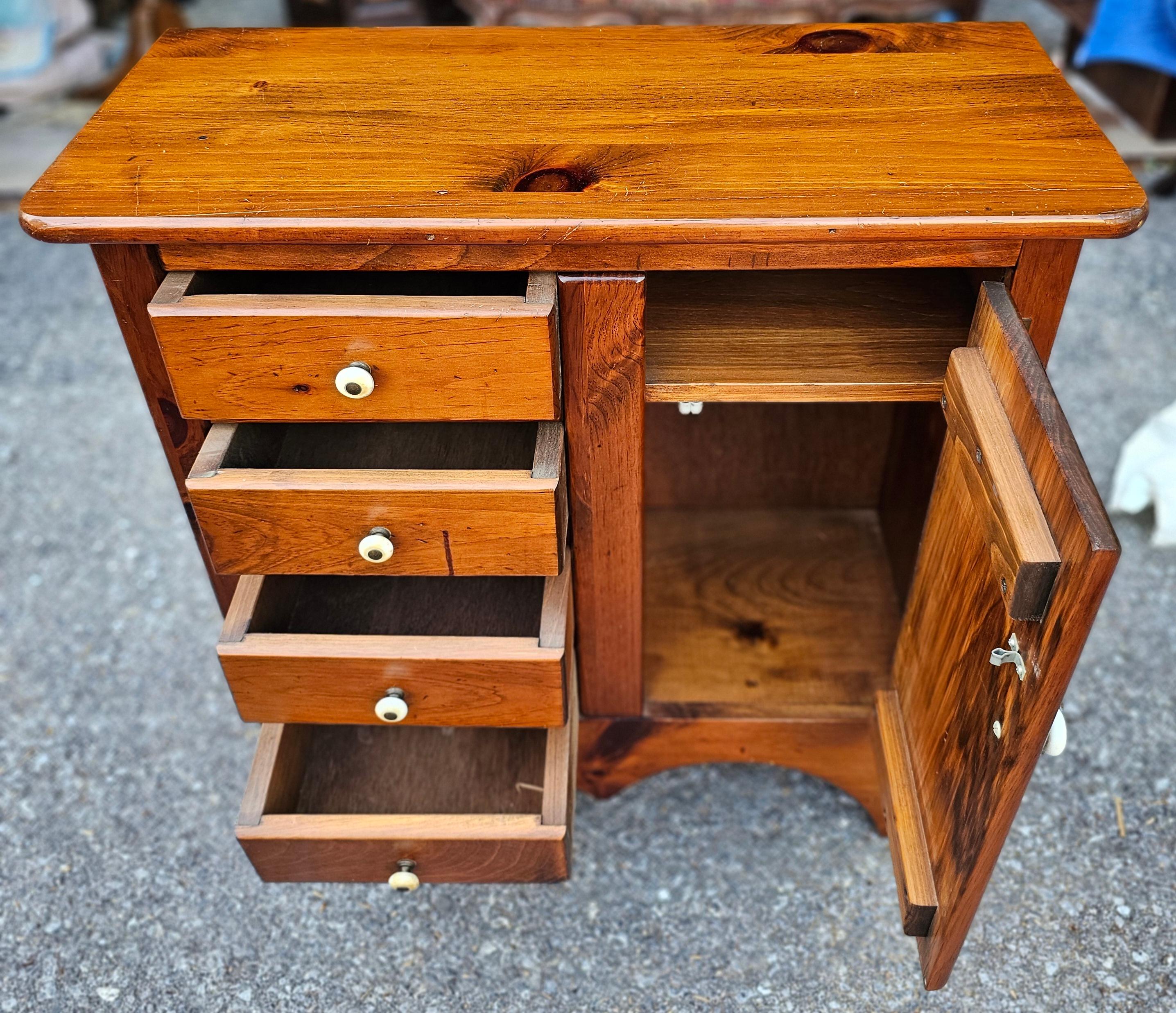 Early American Style Stained Pine Side Chest Cabinet (Gebeizt) im Angebot