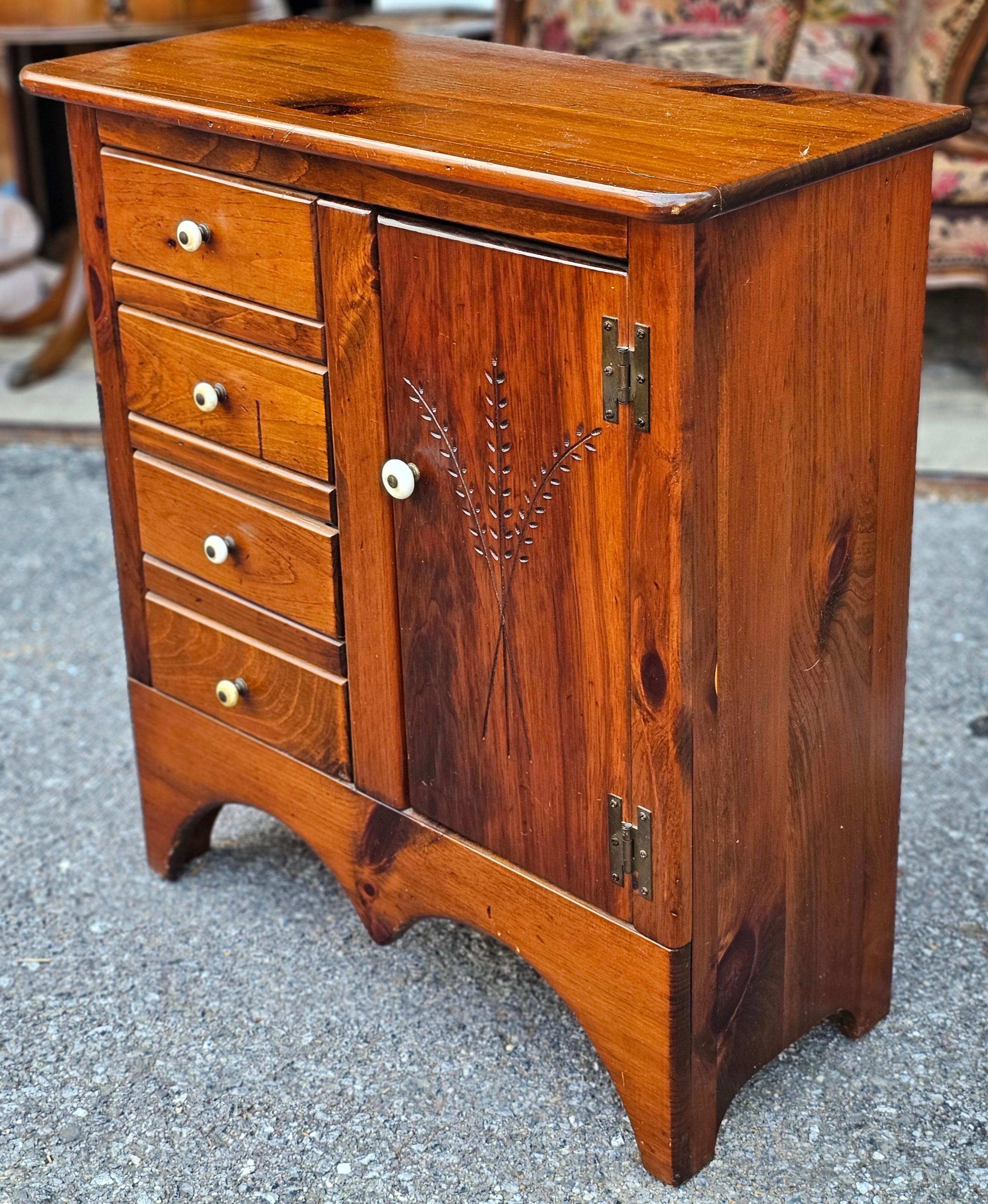 Early American Style Stained Pine Side Chest Cabinet (20. Jahrhundert) im Angebot