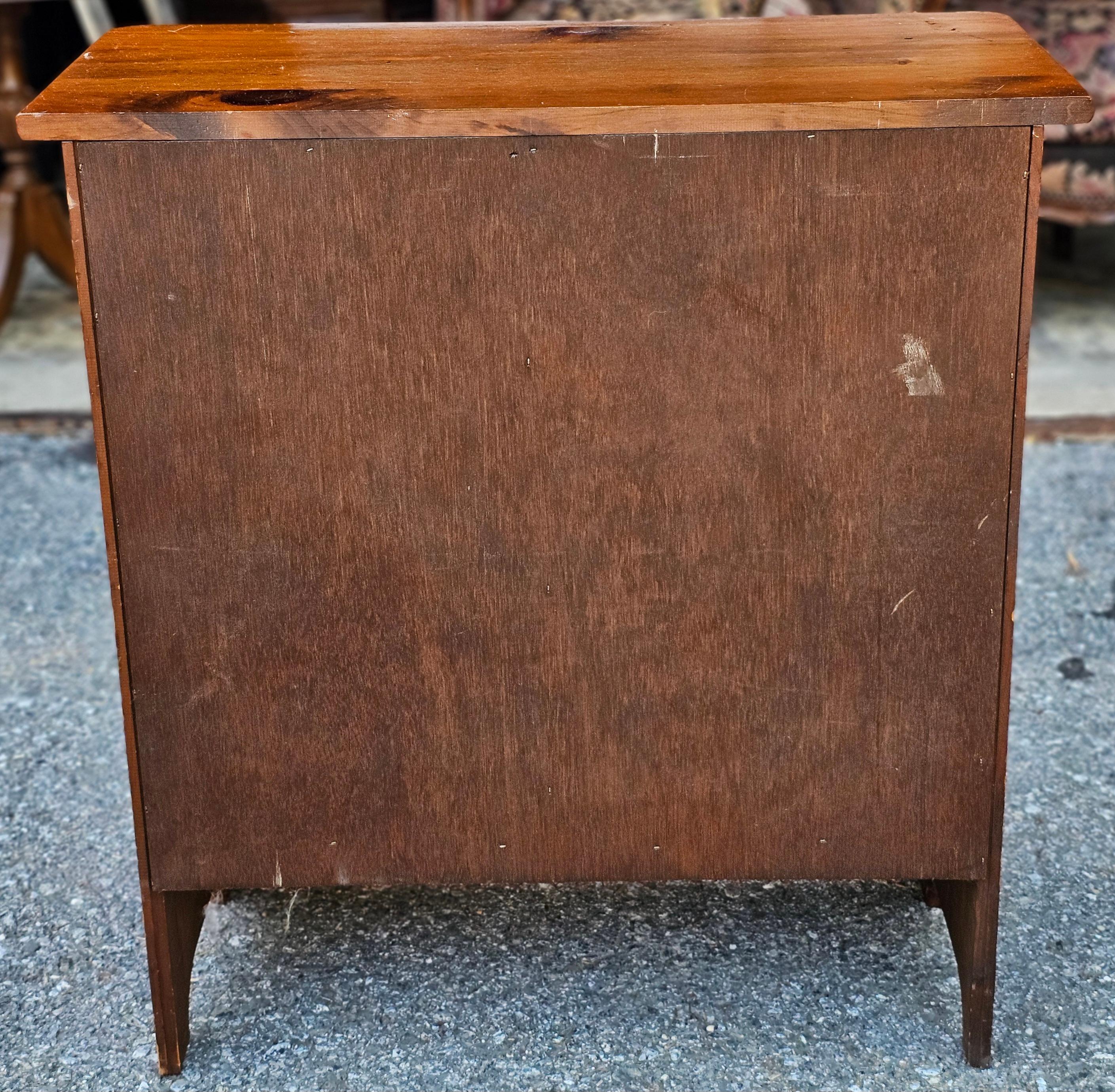 Early American Style Stained Pine Side Chest Cabinet (Kiefernholz) im Angebot