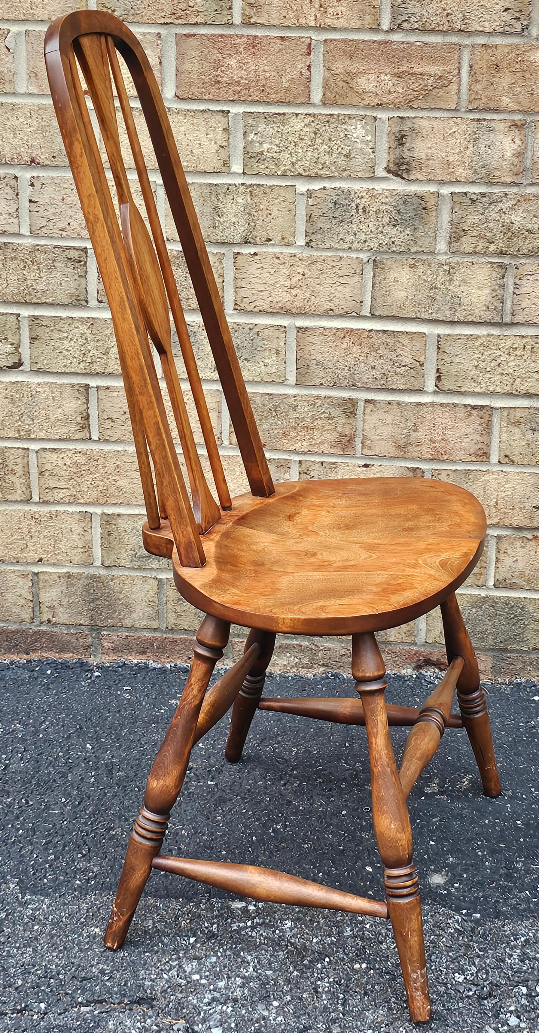 Silla auxiliar de nogal teñido de estilo americano temprano Estadounidense en venta