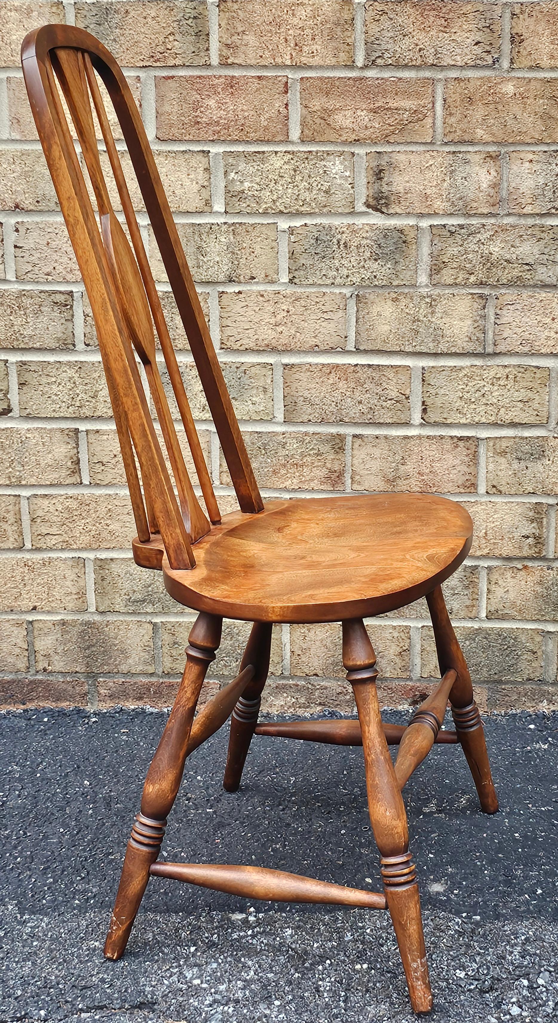 Silla auxiliar de nogal teñido de estilo americano temprano Manchado en venta