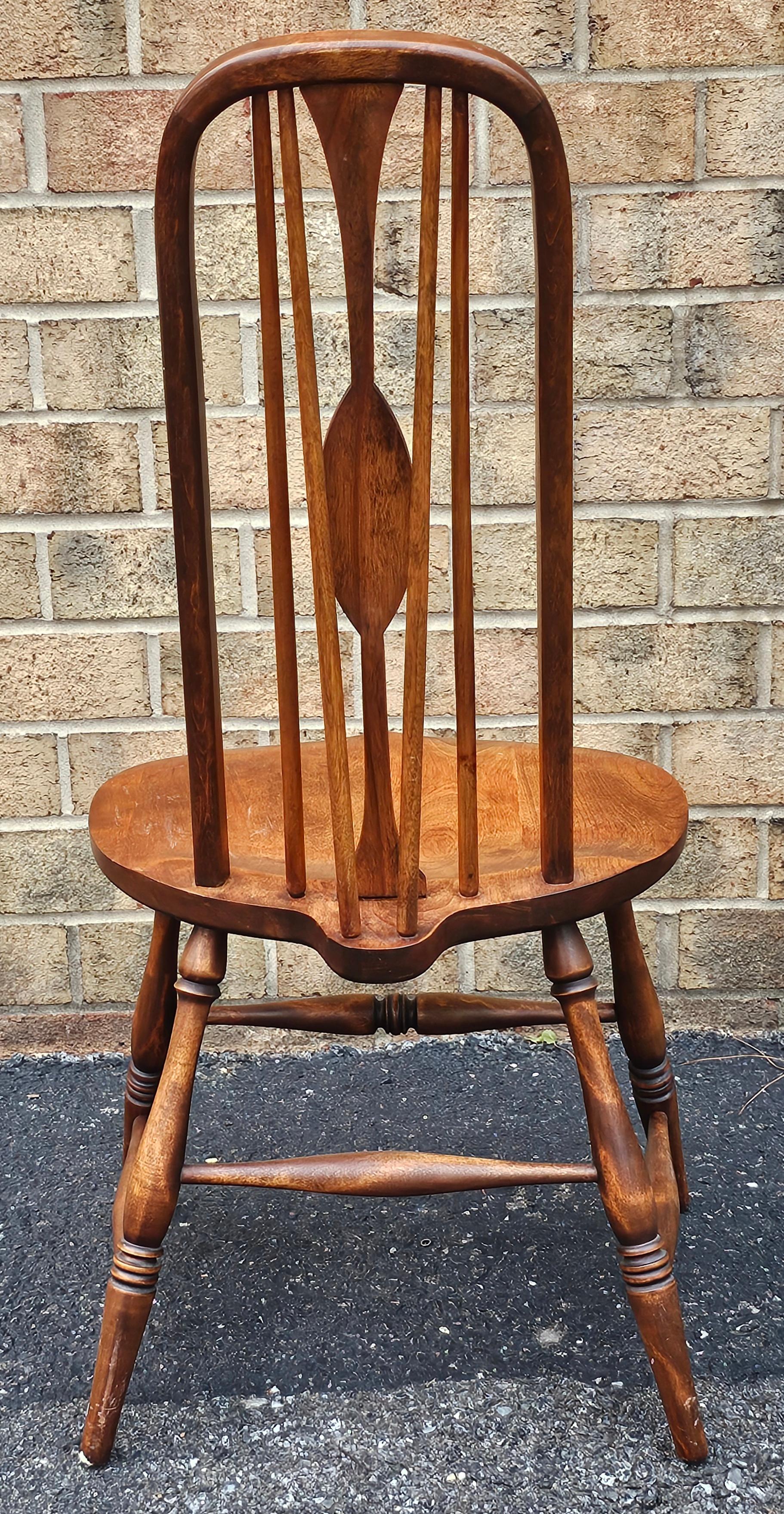 Silla auxiliar de nogal teñido de estilo americano temprano siglo XX en venta