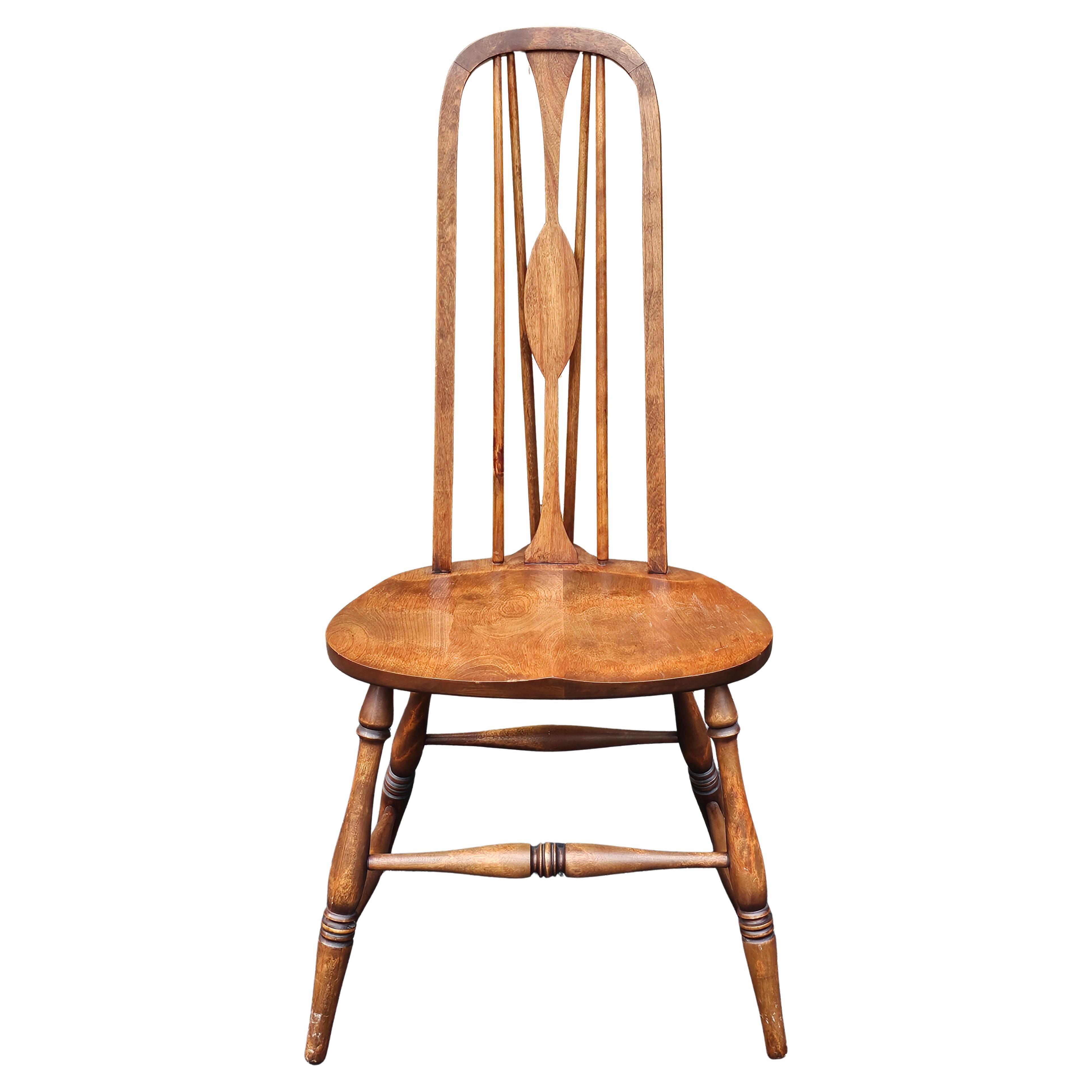 Silla auxiliar de nogal teñido de estilo americano temprano