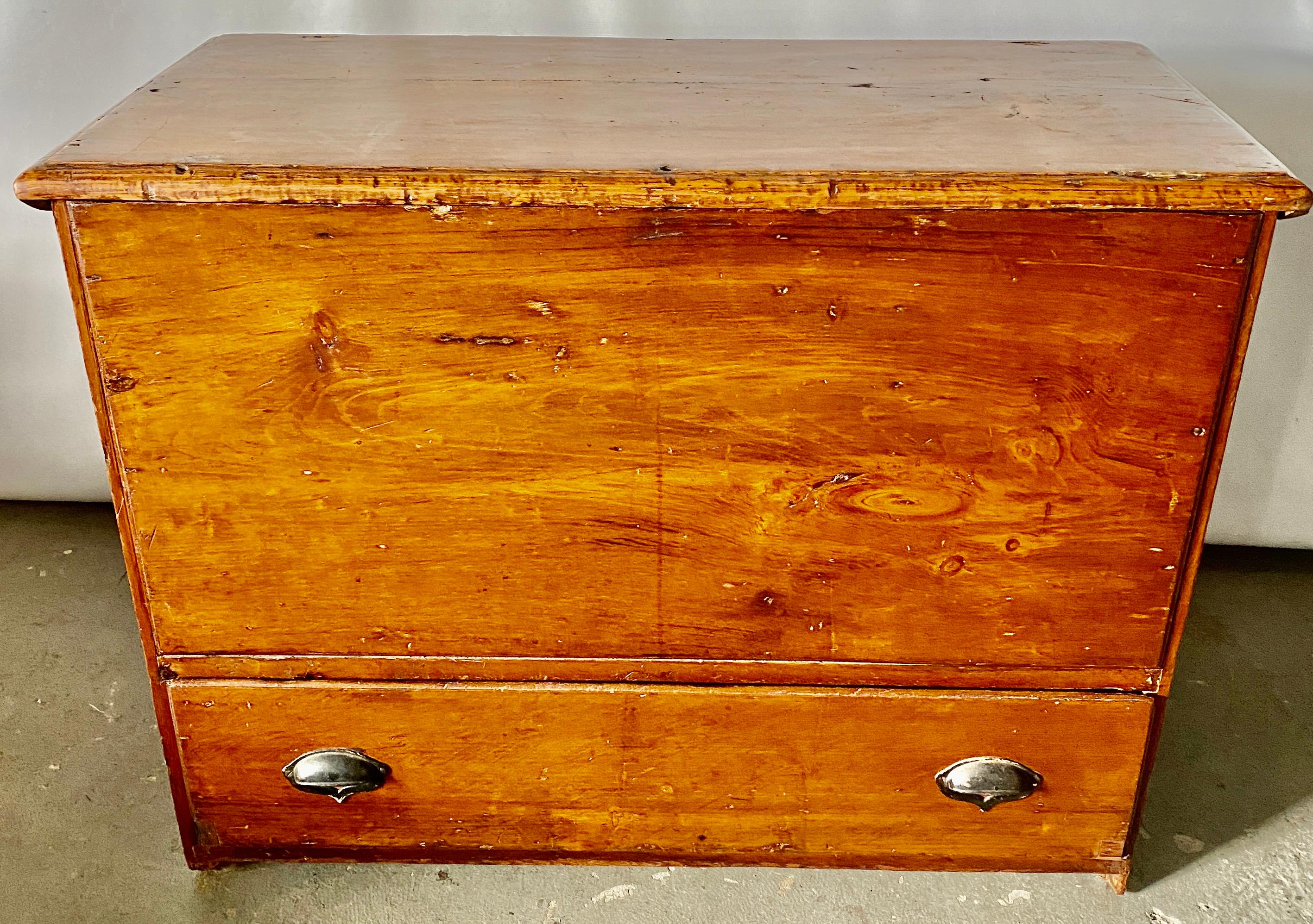 Antique pine American country blanket chest. The wood has great patina and a deep rich warm tone. The tall lift top chest has one dovetailed drawer below with original drawer pulls. Great piece for added storage.

 