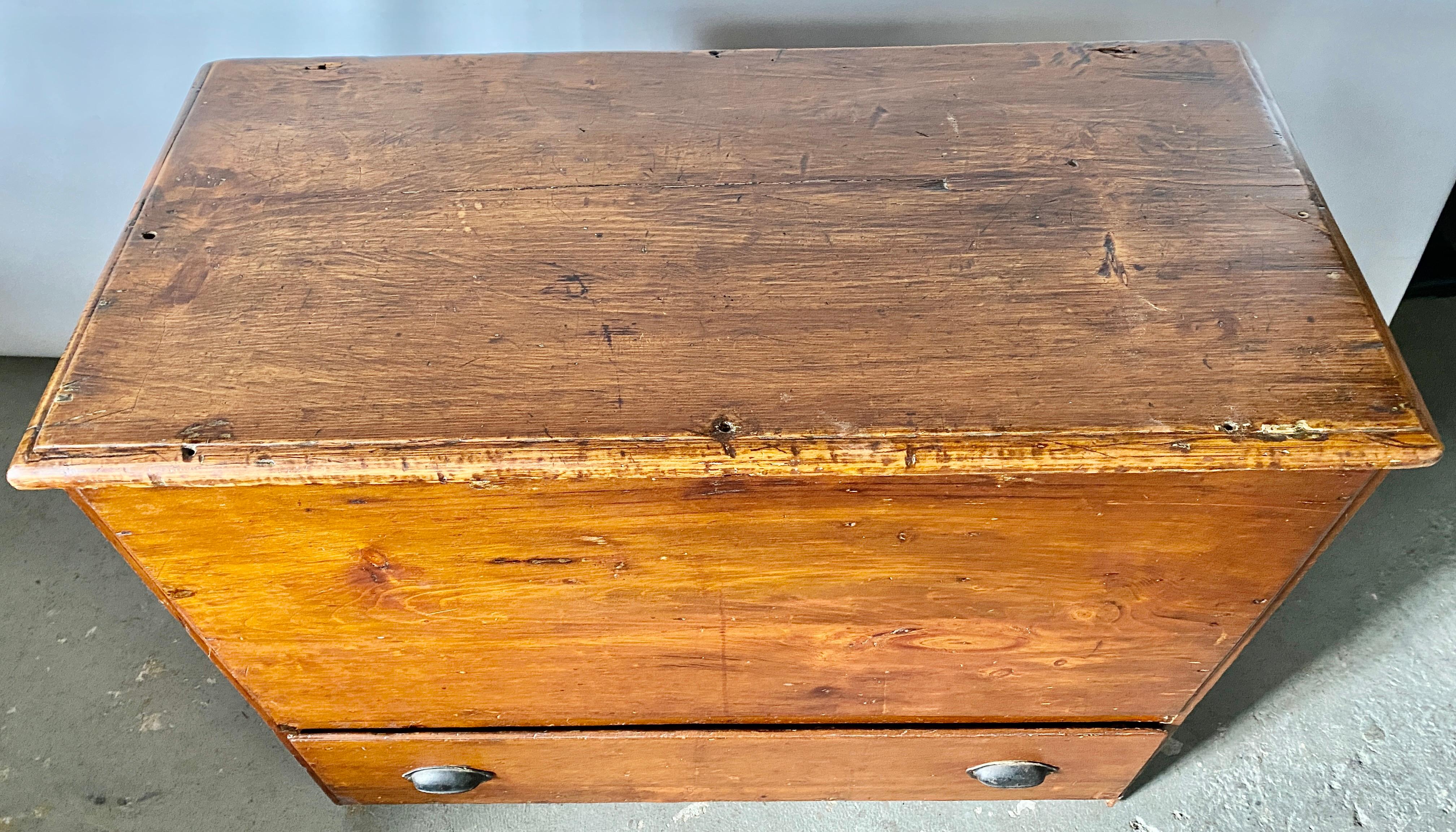 Frühe amerikanische Deckentruhe mit einer Schublade im Zustand „Gut“ im Angebot in Sheffield, MA