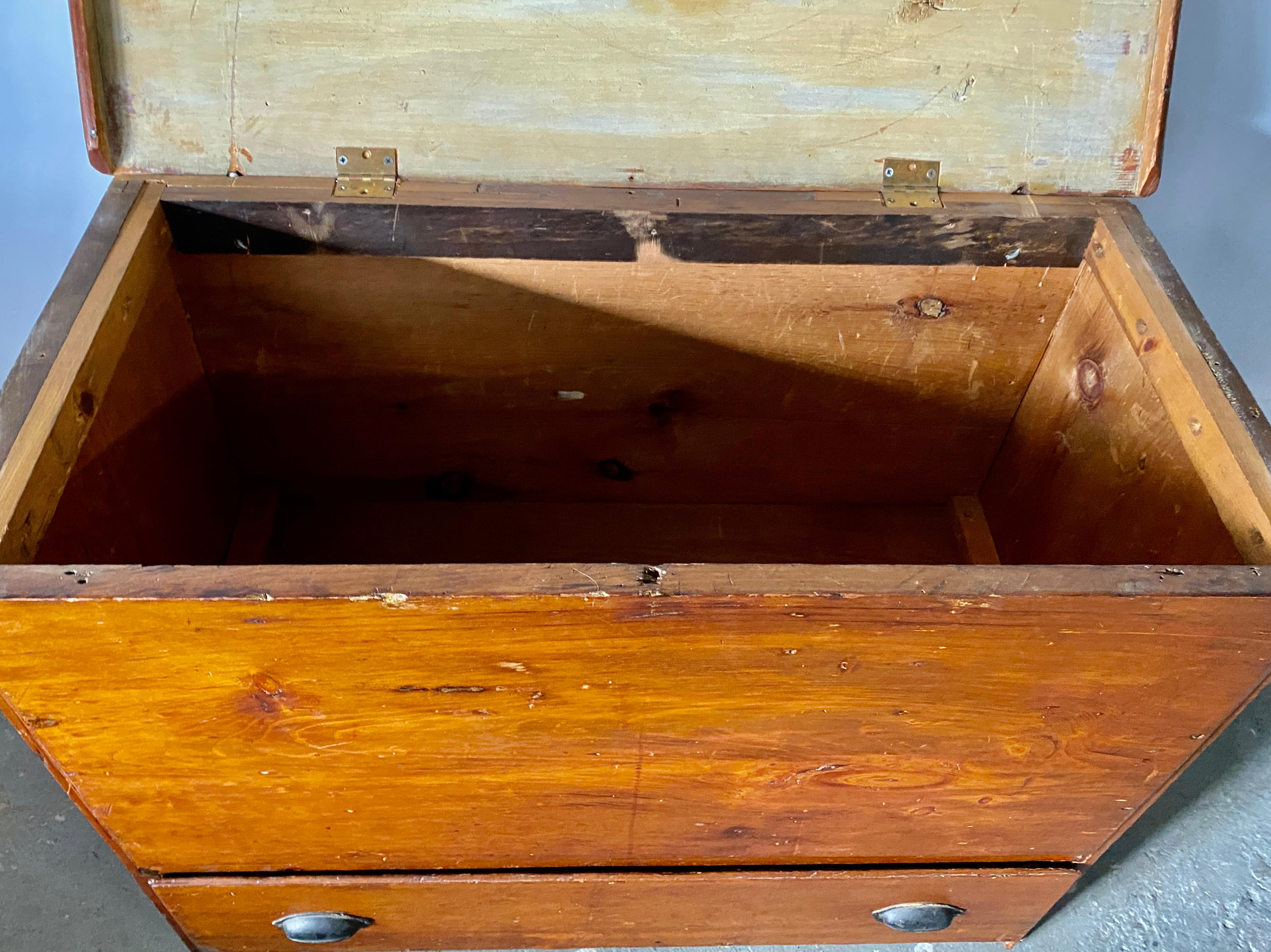 Frühe amerikanische Deckentruhe mit einer Schublade (19. Jahrhundert) im Angebot