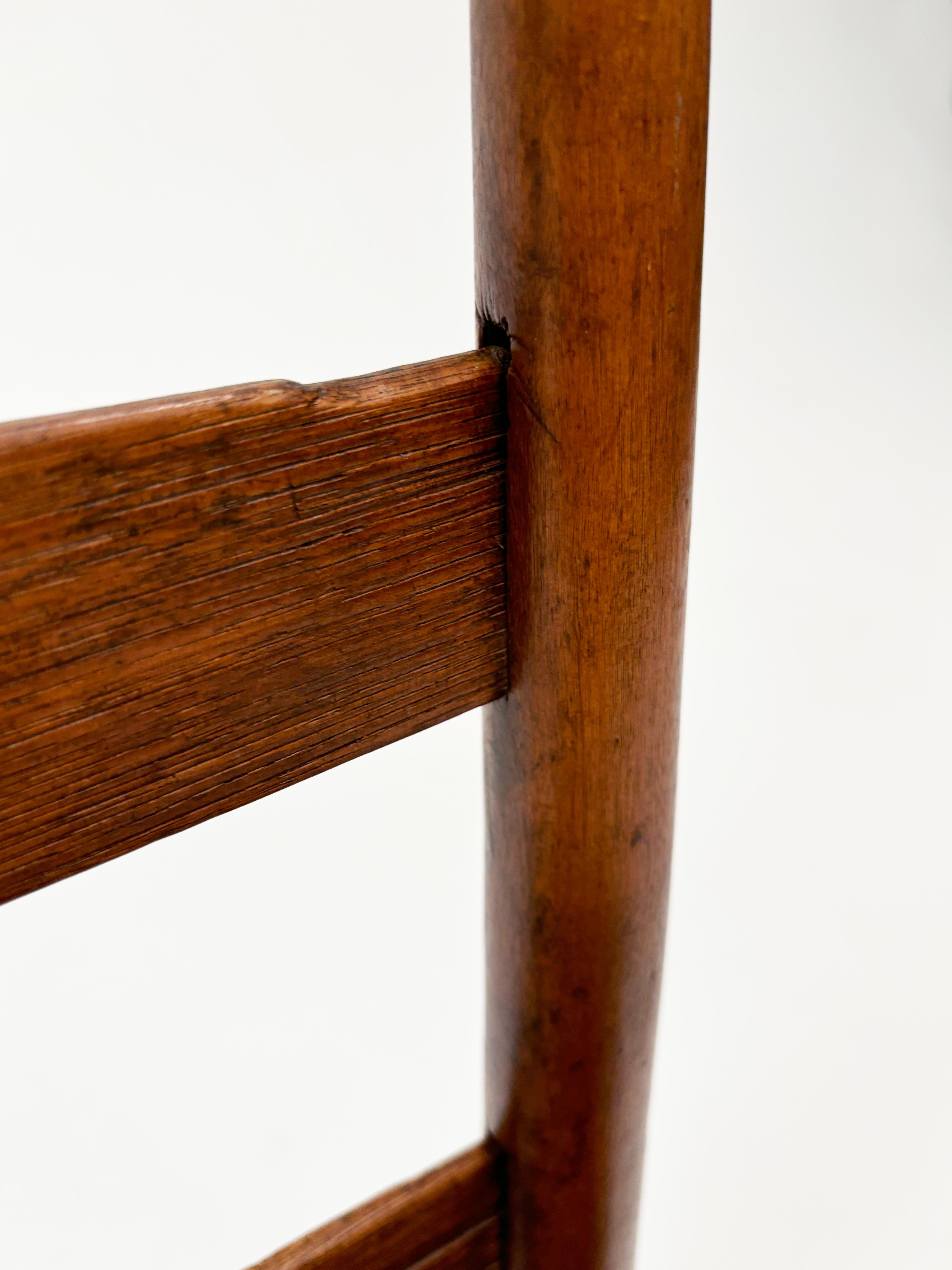 Fauteuil américain ancien à trois lattes à dossier en échelle avec assise en tissu épissé en vente 2