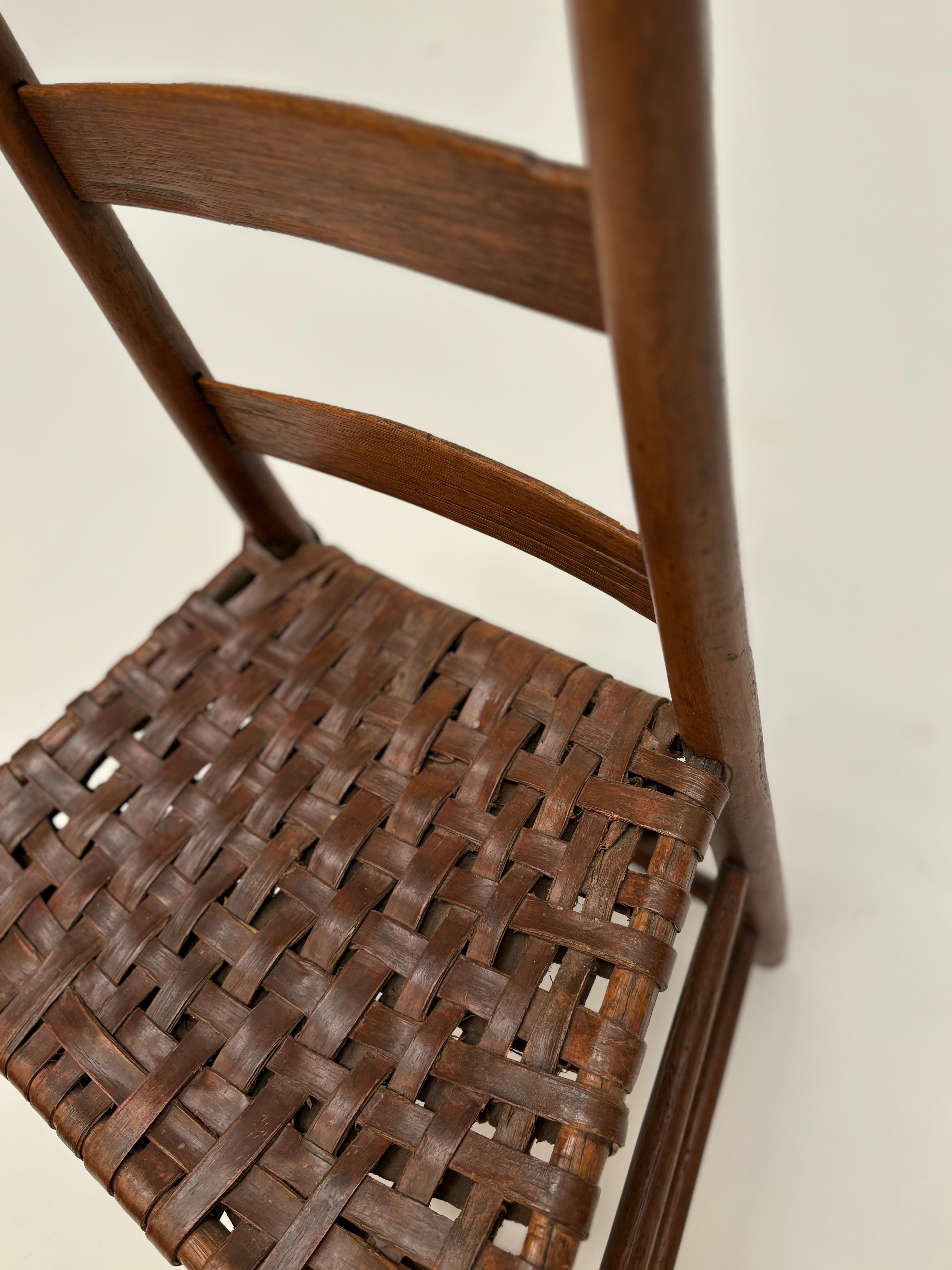 Fauteuil américain ancien à trois lattes à dossier en échelle avec assise en tissu épissé en vente 4