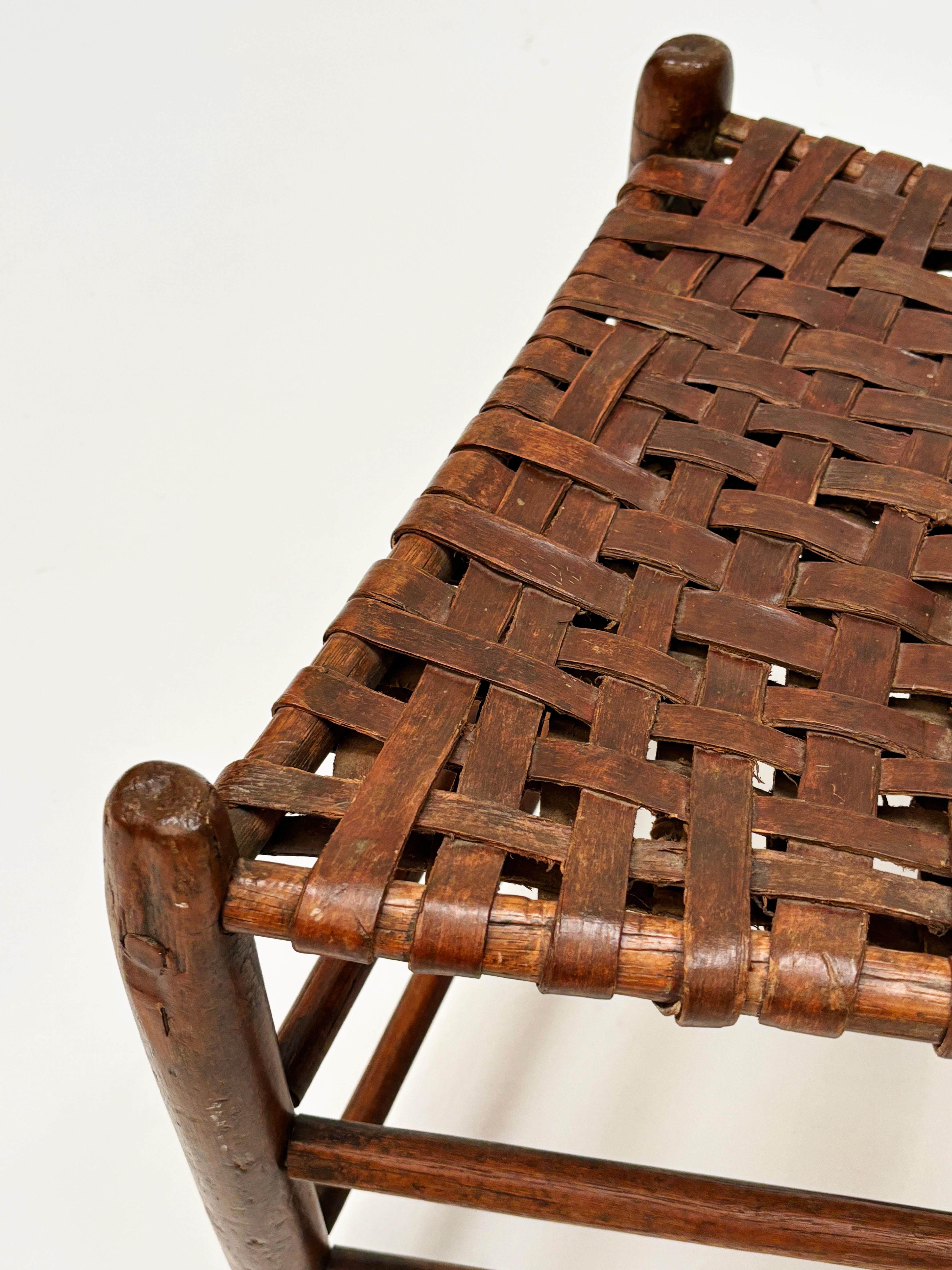 Fauteuil américain ancien à trois lattes à dossier en échelle avec assise en tissu épissé en vente 7