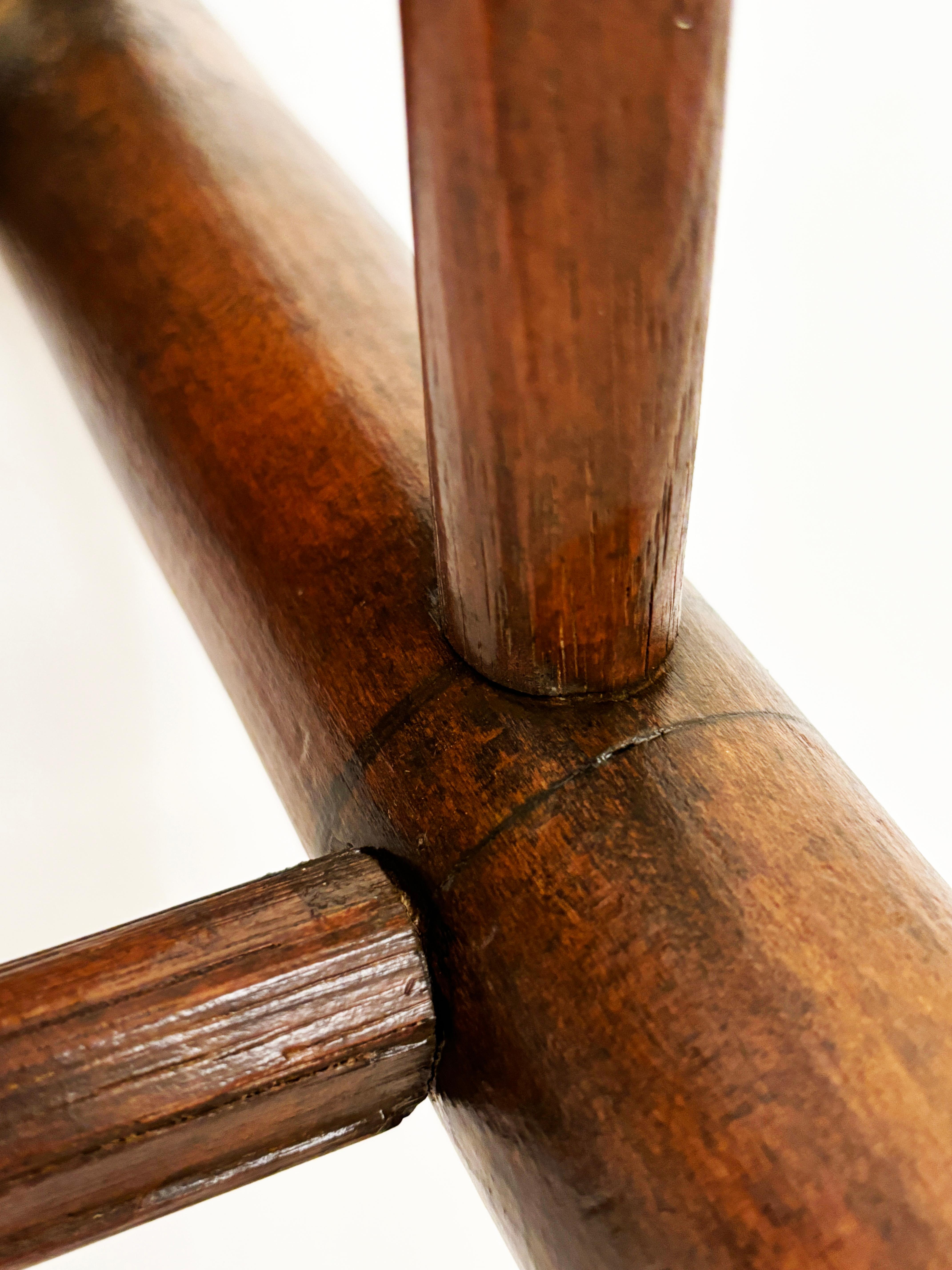 Fauteuil américain ancien à trois lattes à dossier en échelle avec assise en tissu épissé en vente 11