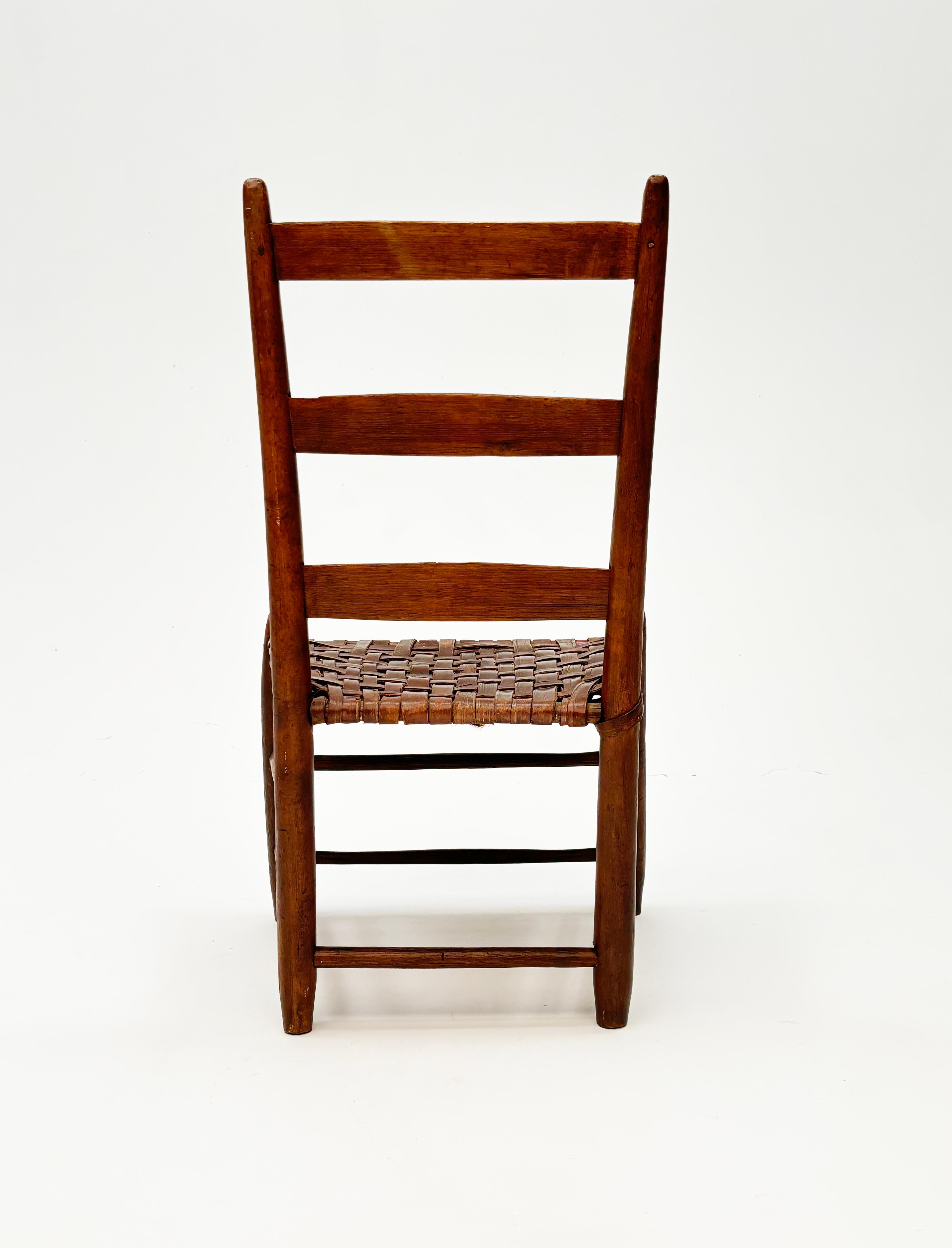 Rustique Fauteuil américain ancien à trois lattes à dossier en échelle avec assise en tissu épissé en vente