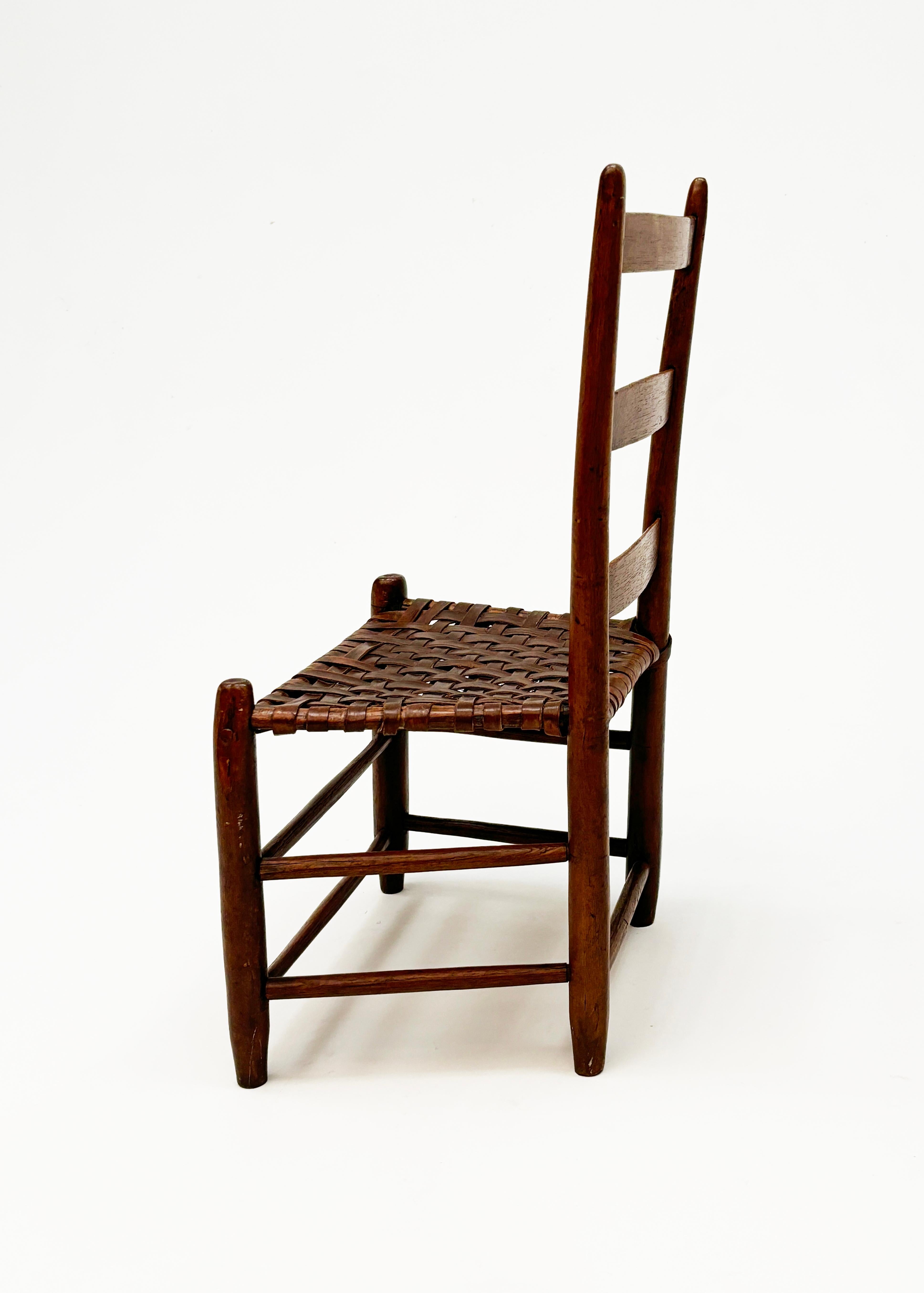 Américain Fauteuil américain ancien à trois lattes à dossier en échelle avec assise en tissu épissé en vente