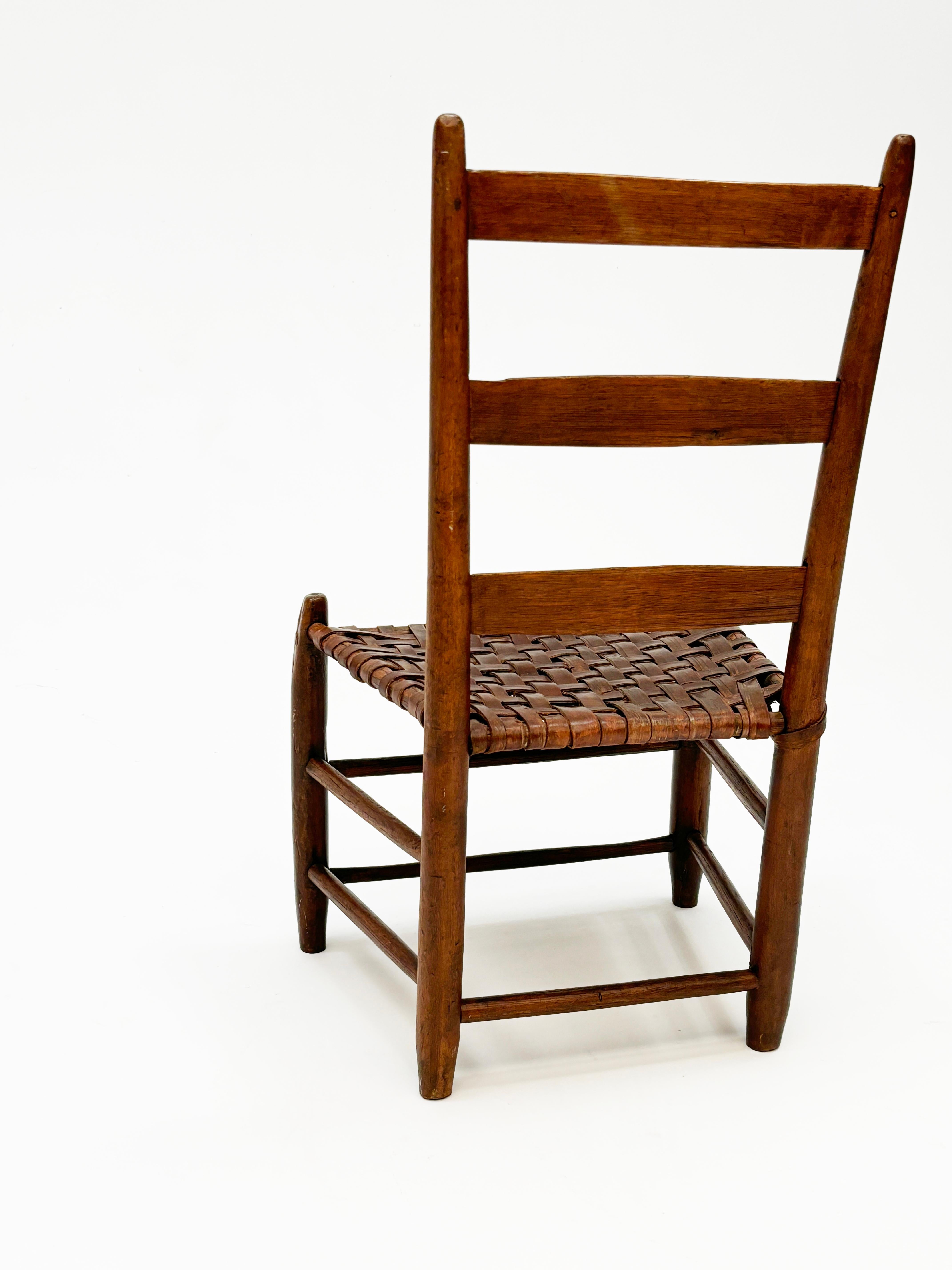 Sculpté à la main Fauteuil américain ancien à trois lattes à dossier en échelle avec assise en tissu épissé en vente
