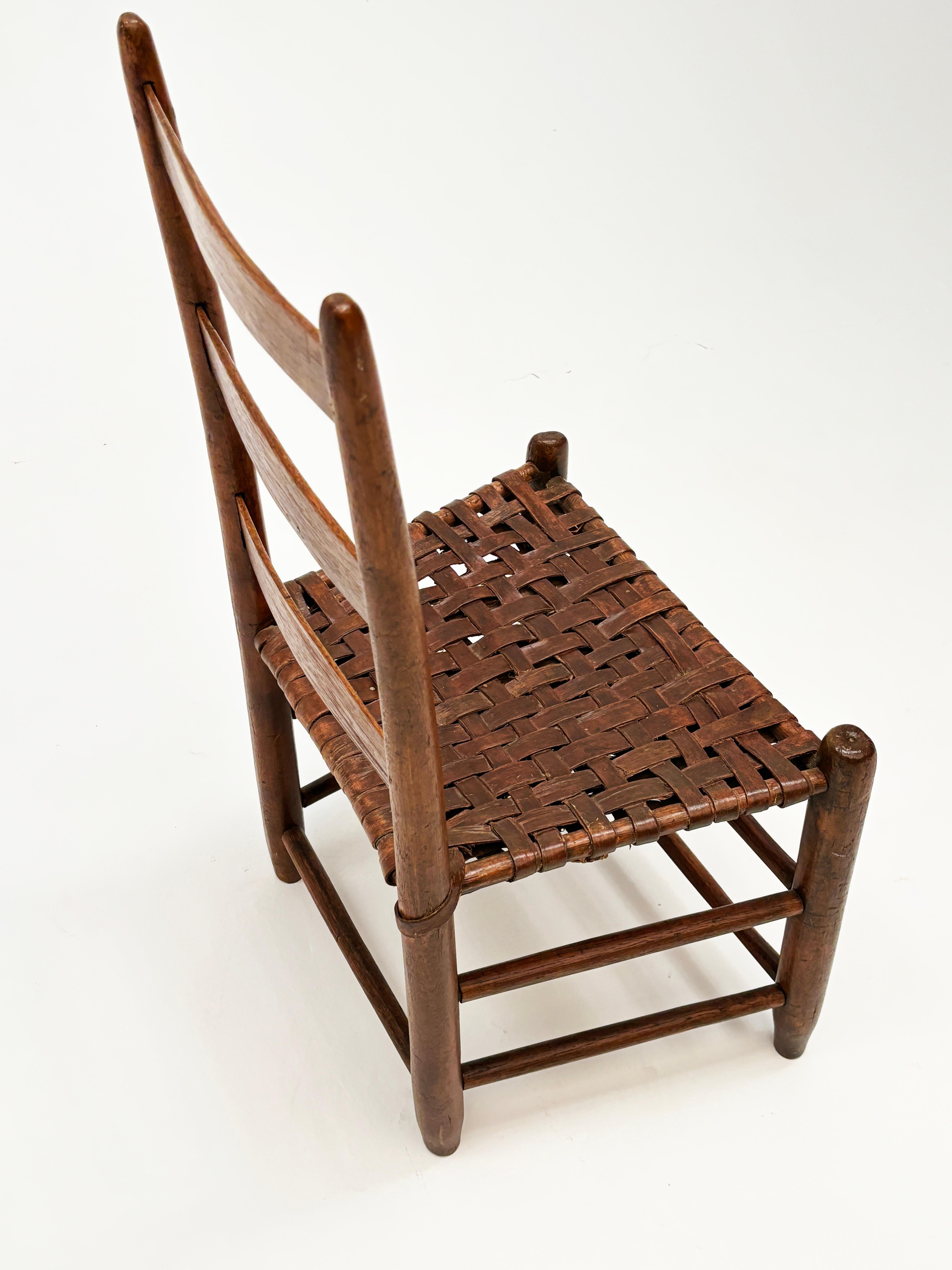 Fauteuil américain ancien à trois lattes à dossier en échelle avec assise en tissu épissé Bon état - En vente à Louisville, KY