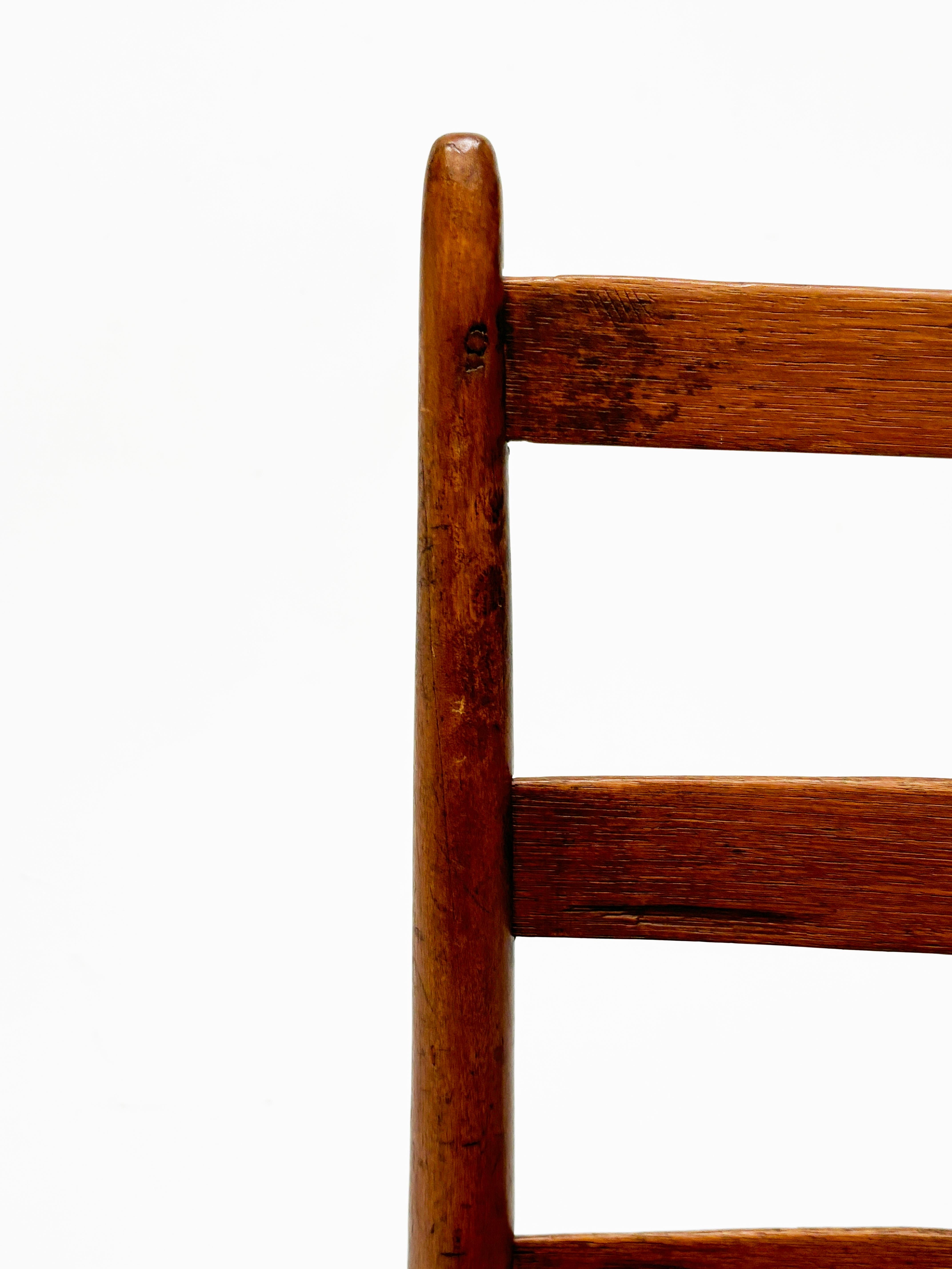Fauteuil américain ancien à trois lattes à dossier en échelle avec assise en tissu épissé en vente 1