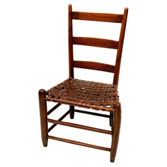 Silla Americana Antigua de Tres Lamas con Respaldo de Escalera y Asiento de Tejido de Tablilla
