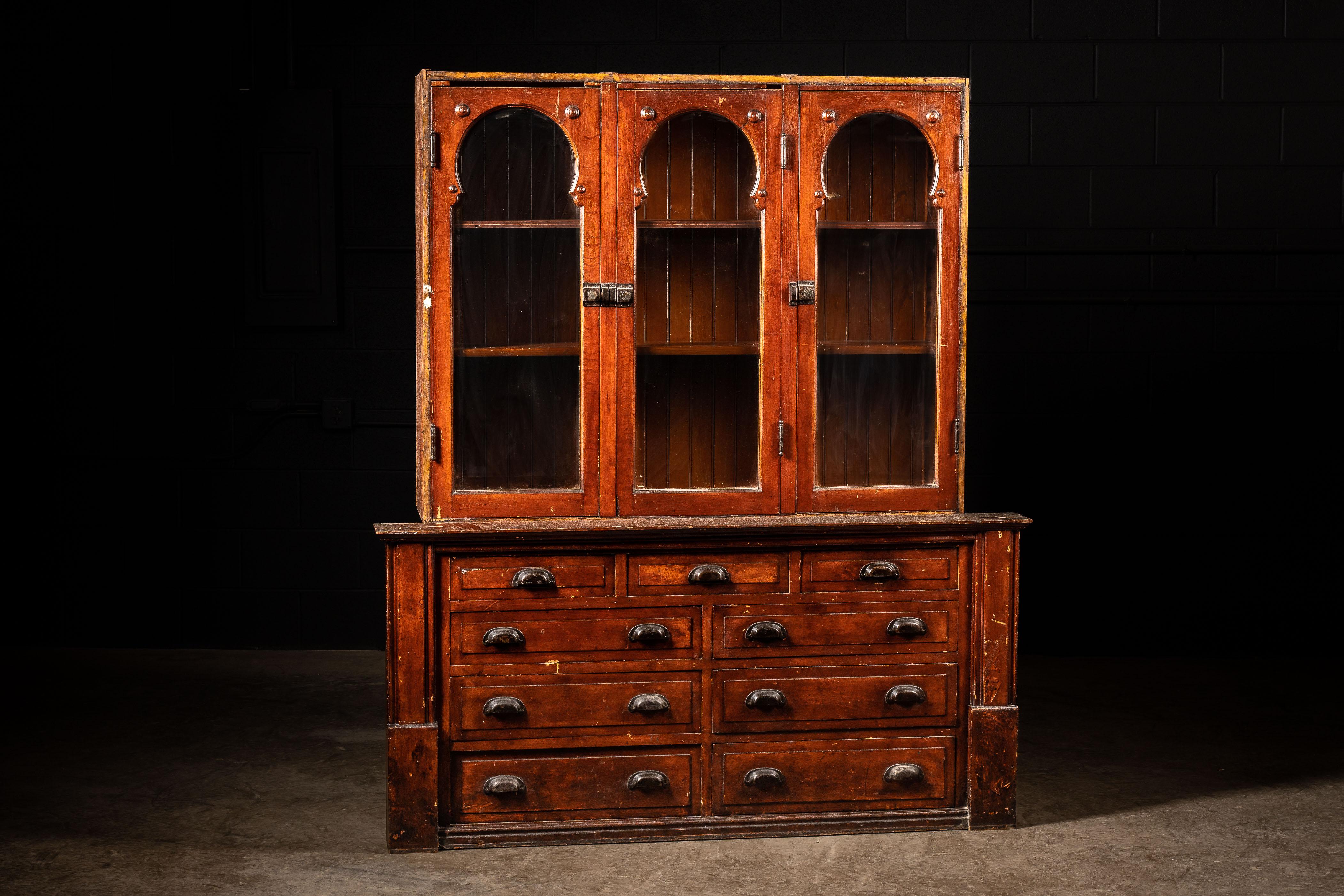 Tabakschrank aus dem späten Viktorianischen Zeitalter (ca. 1890), aus Holz gefertigt. 

62 