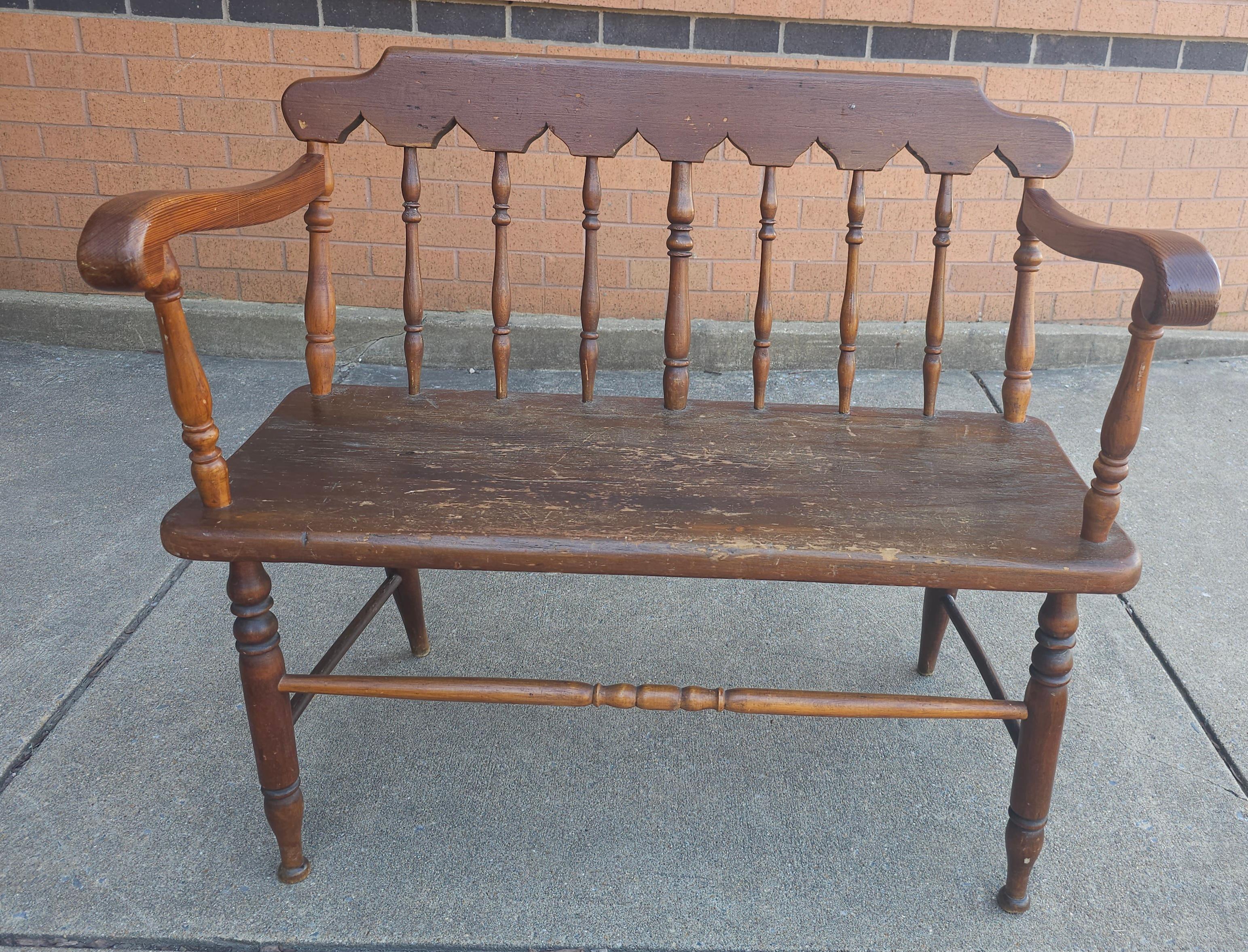 Early American Two Seater Setteee Bench In Good Condition For Sale In Germantown, MD