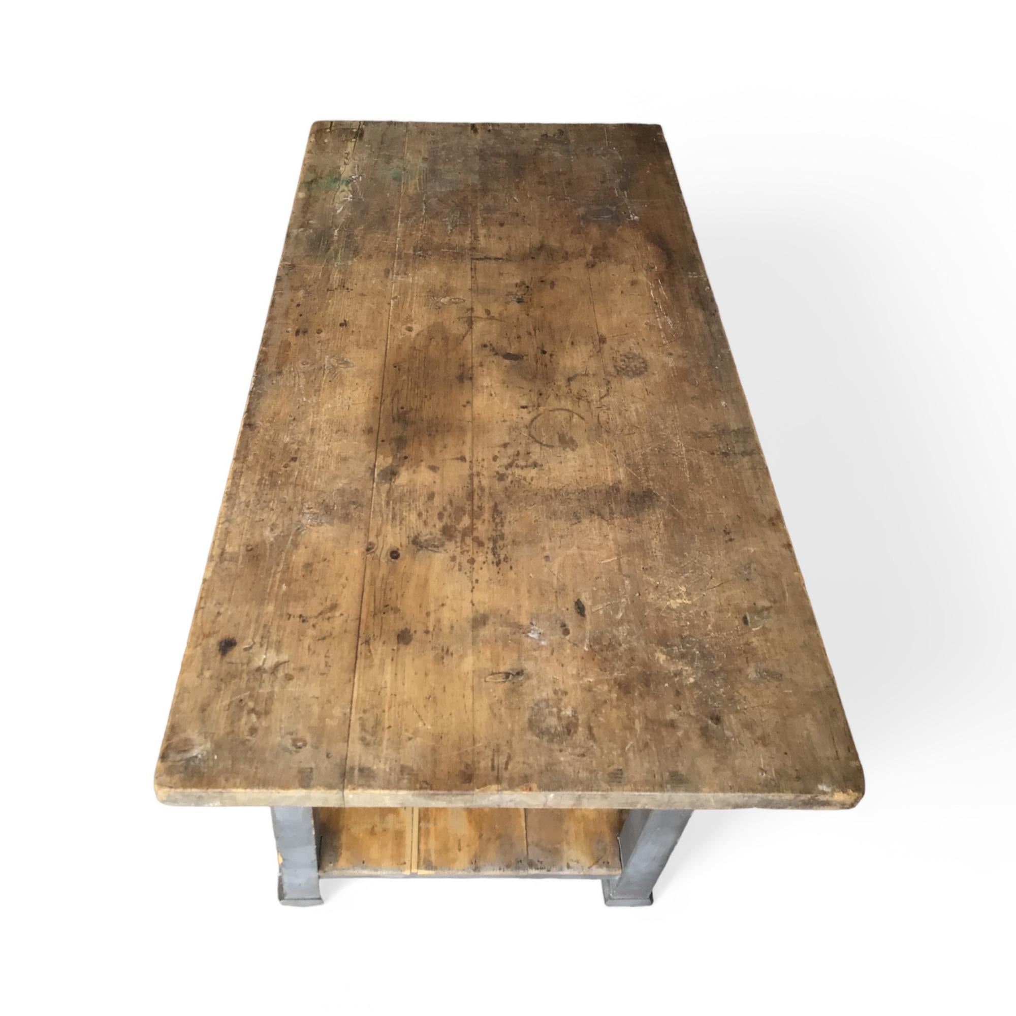 Colonial américain Table de travail américaine ancienne en bois en vente