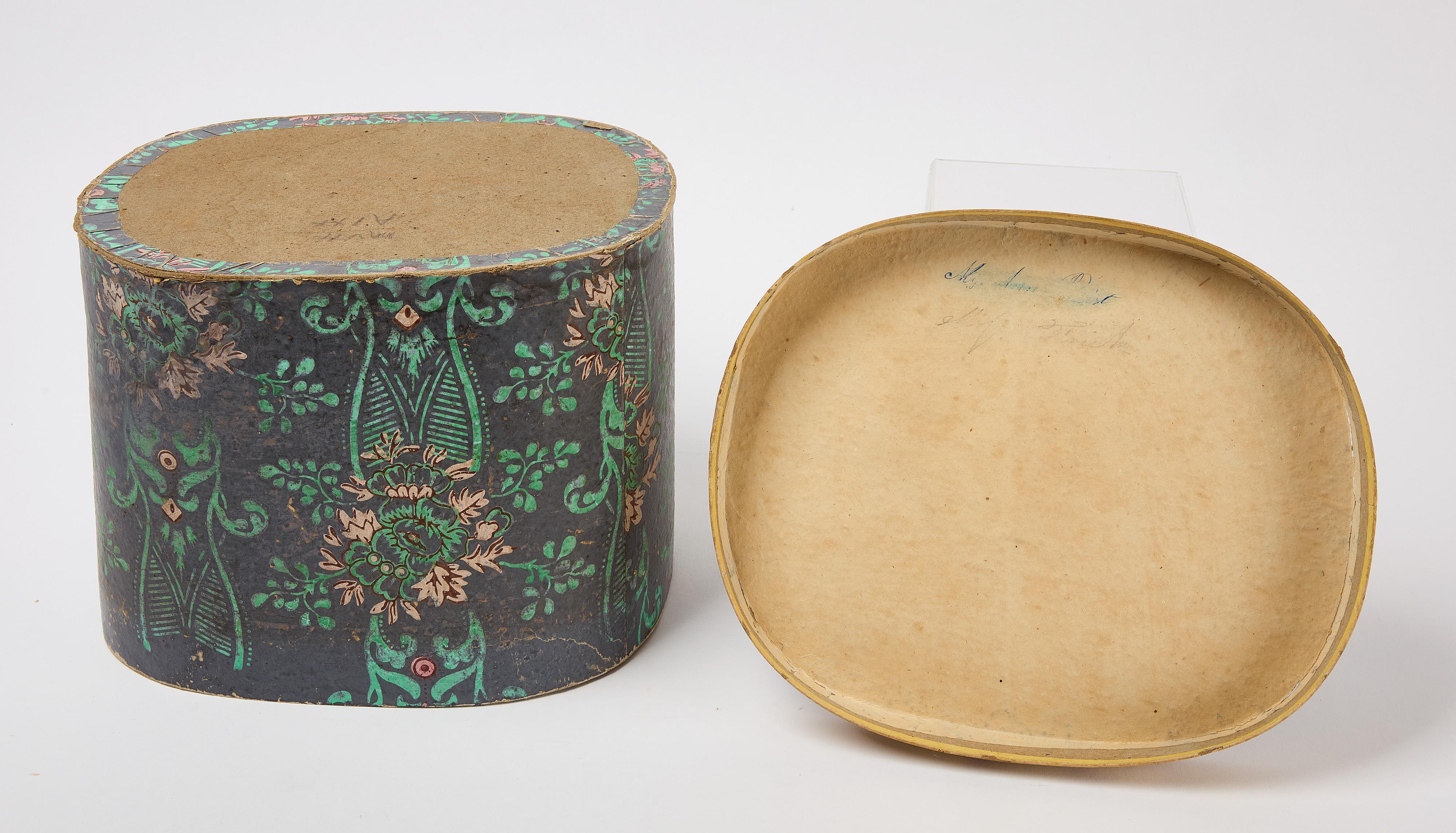 Caja para sombreros forrada de papel pintado.

Nueva Inglaterra, hacia 1840.

H 10-1/8