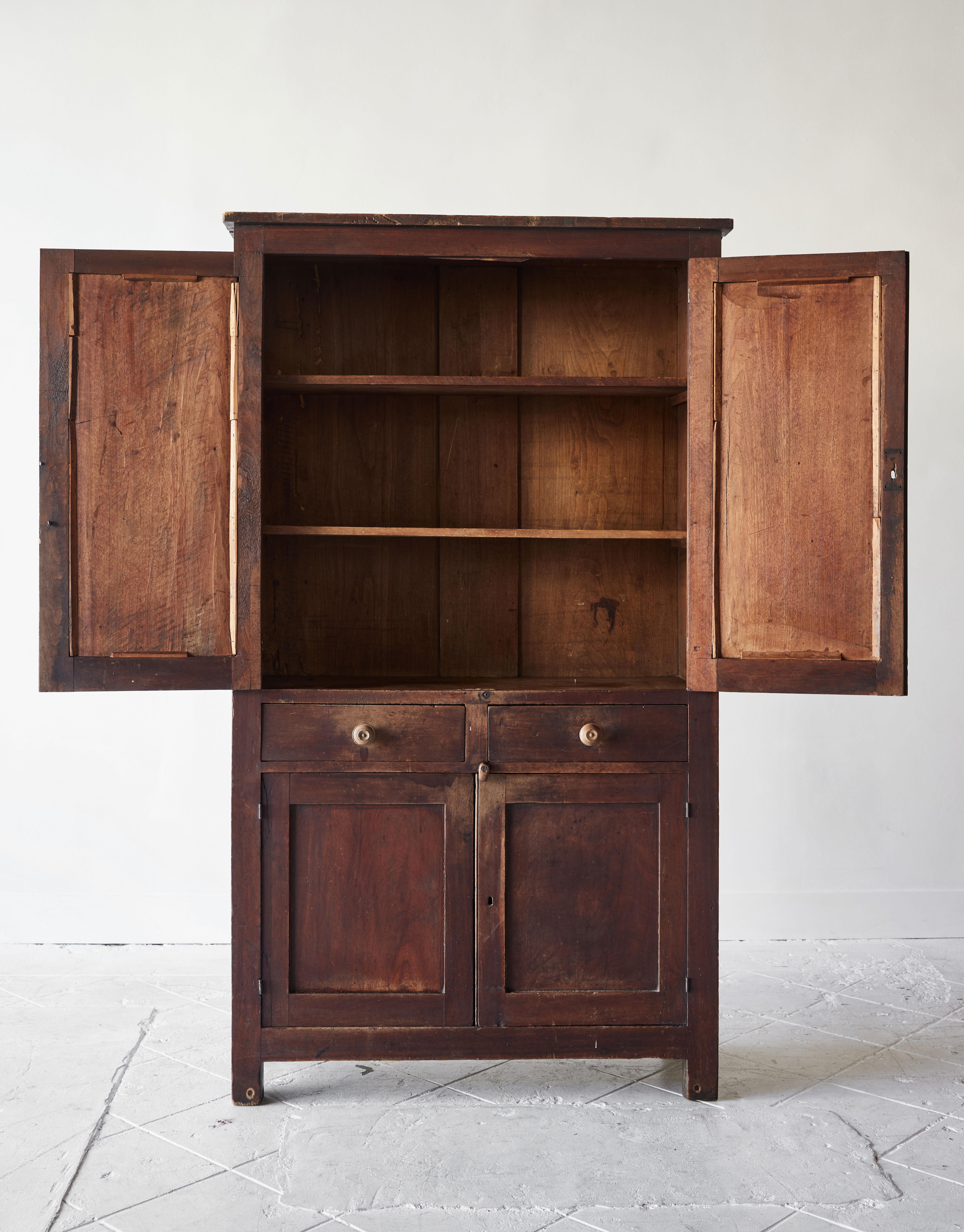 Early American Walnut Cupboard with Four Doors and Two Drawers In Good Condition In Los Angeles, CA