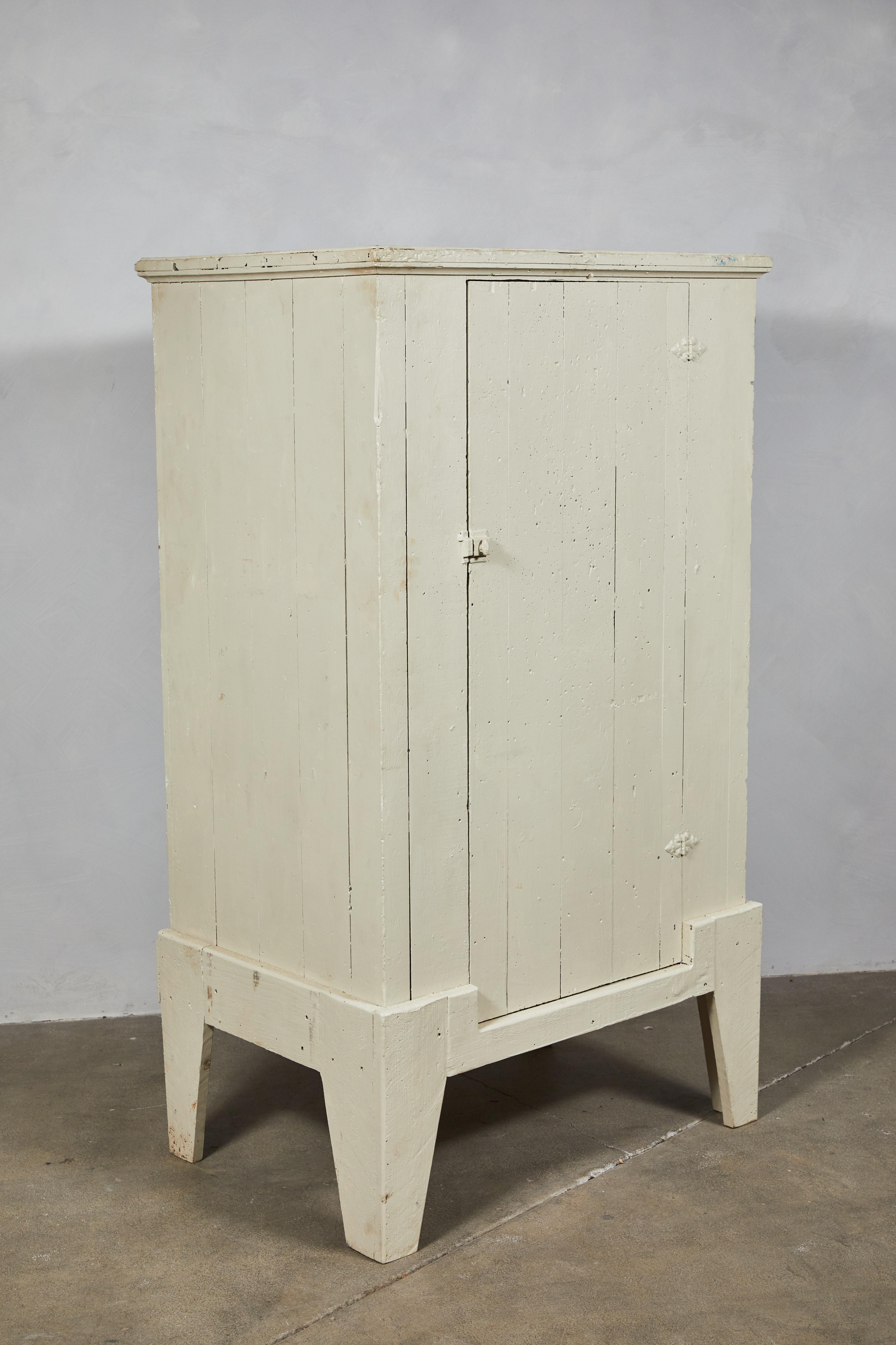 Early American White Cabinet In Good Condition In Los Angeles, CA