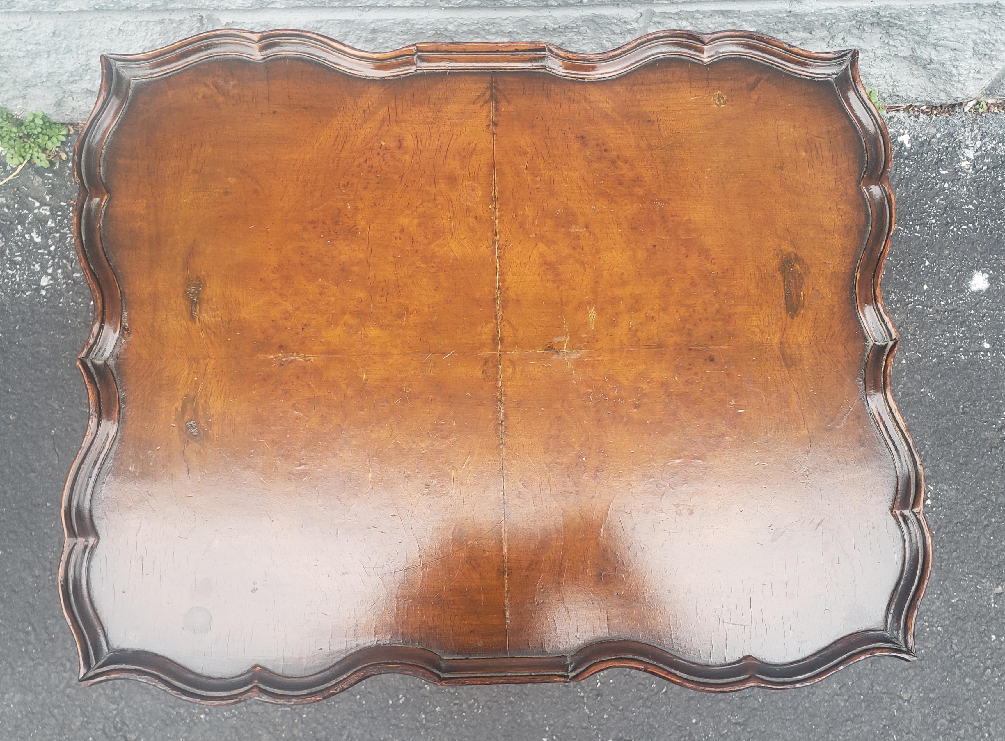 Placage Table d'appoint américaine William and Mary en noyer et broussin, vers les années 1890 en vente