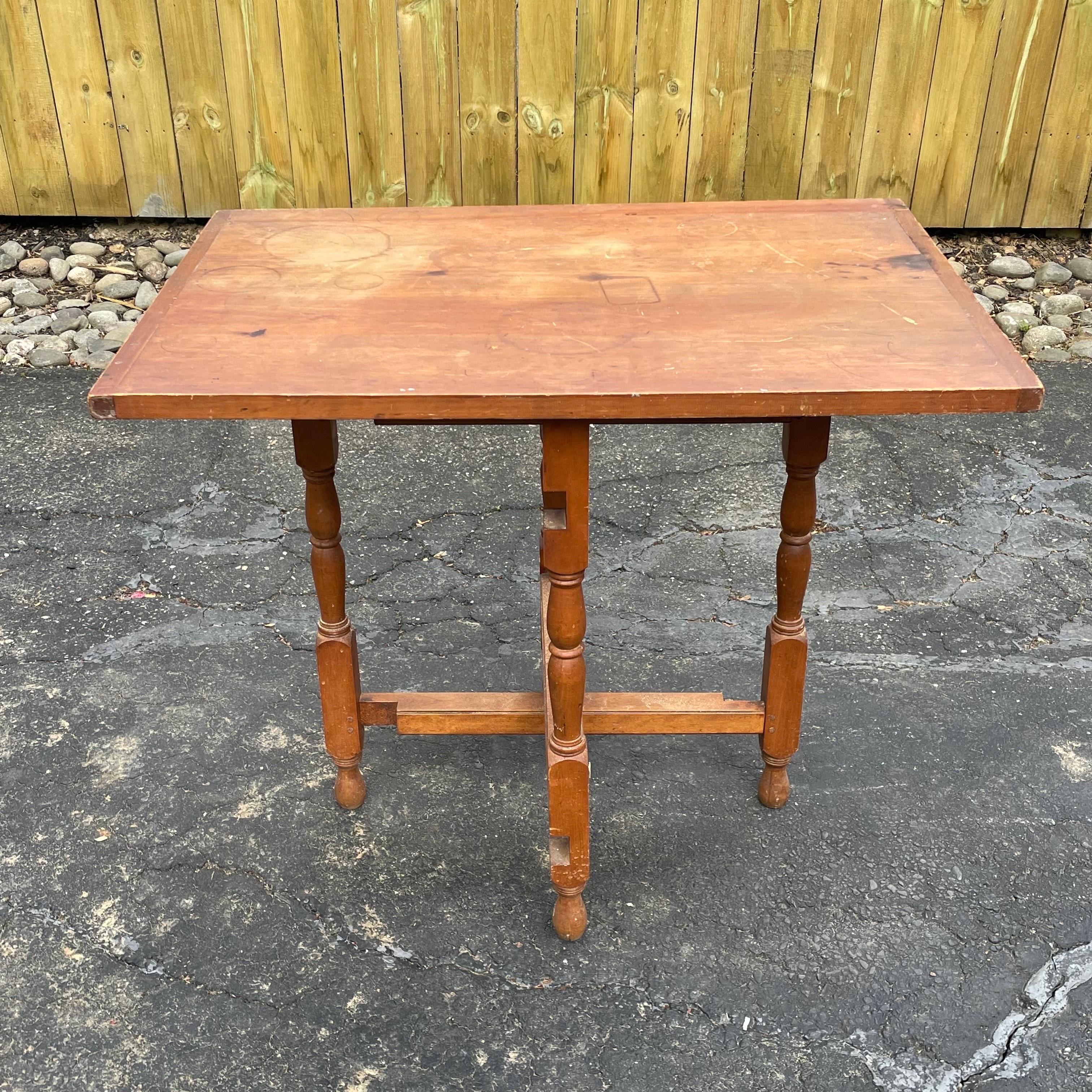 Table de salle à manger ou de service pliante Early Americana en vente 2