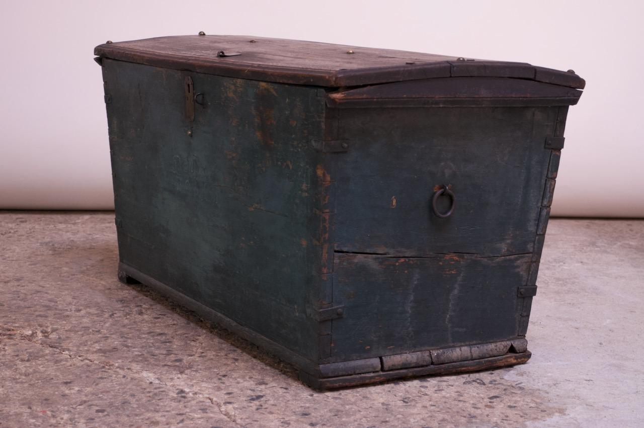 Early Americana Painted Wood Monogrammed Trunk In Good Condition For Sale In Brooklyn, NY