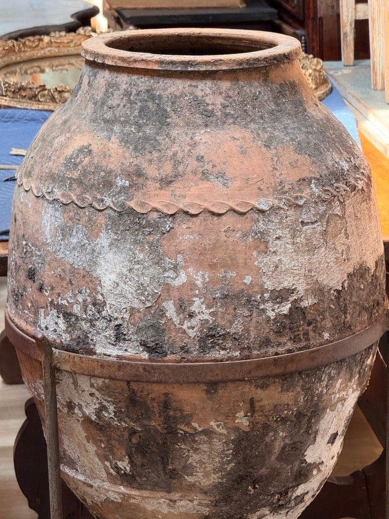 Sconosciuto Early Anatolian terracotta storage jar, likely 18th century in vendita