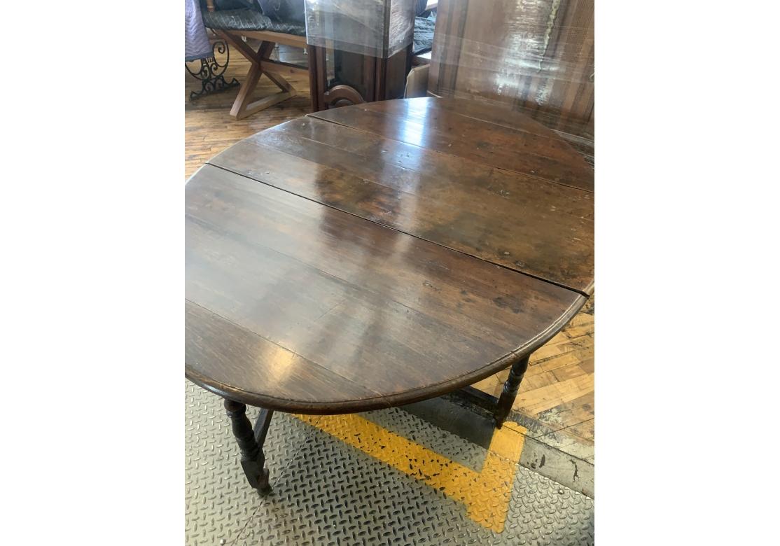 Early And Authentic Antique Oak Gate Leg Table In Distressed Condition For Sale In Bridgeport, CT