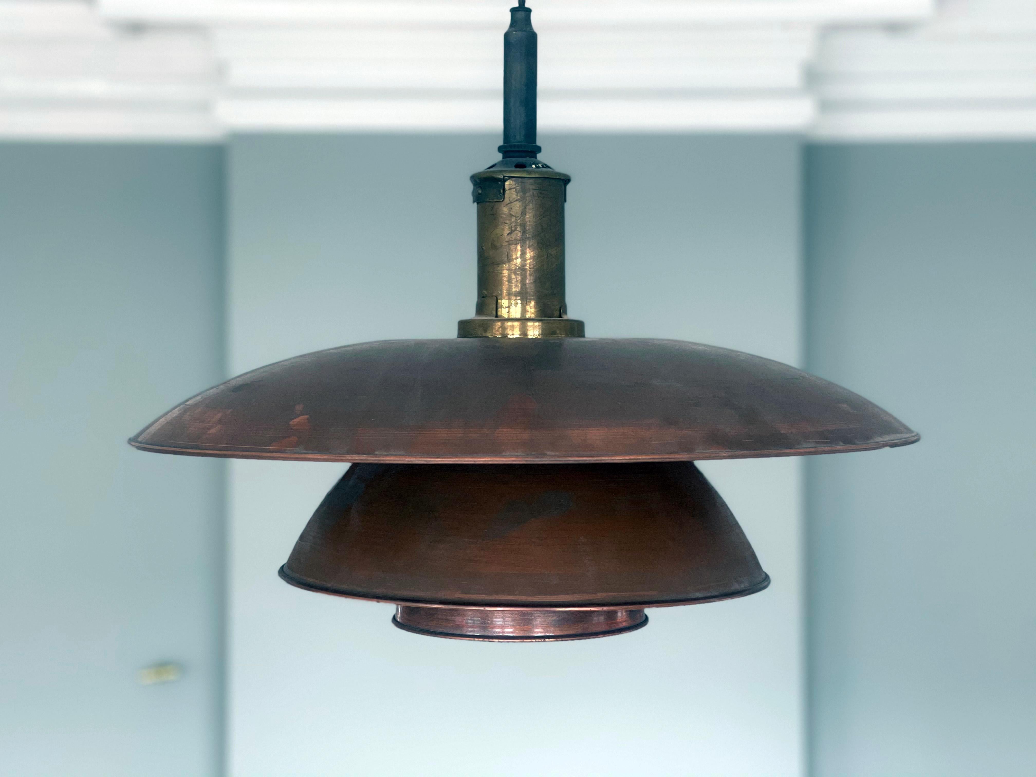 POUL HENNINGSEN & LOUIS POULSEN, SCANDINAVIAN MODERN

Large PH Pendant 5/5 in copper and brass, designed by Poul Henningsen and manufactured by Louis Poulsen. 

Early model. Stamped Pat. Appl, Ca. 1928

Pendant with three shades that gives a