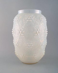 Early and Large René Lalique "Davos" Vase in Opalescent Art Glass