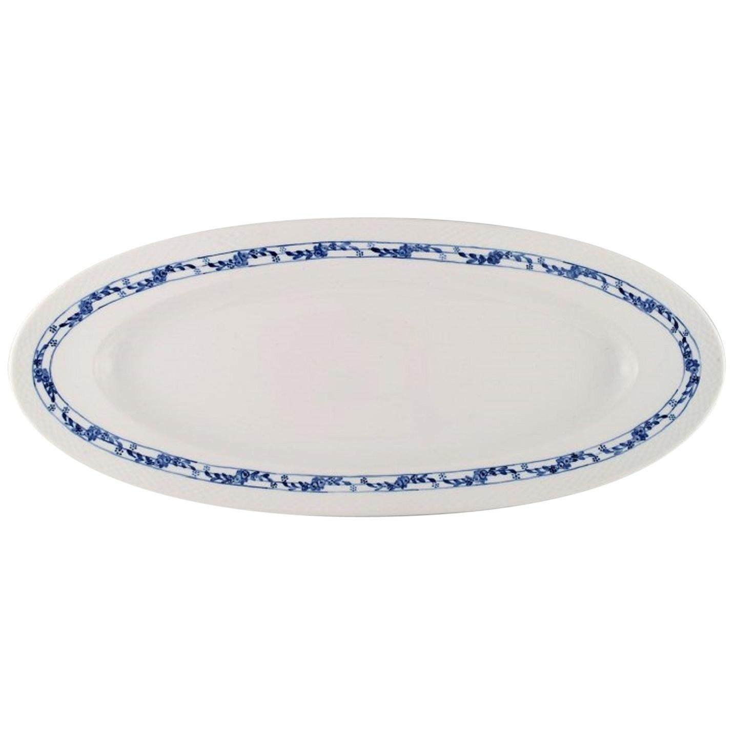 Plato de pescado temprano y grande Royal Copenhagen Rosebud o Rosa Azul en venta