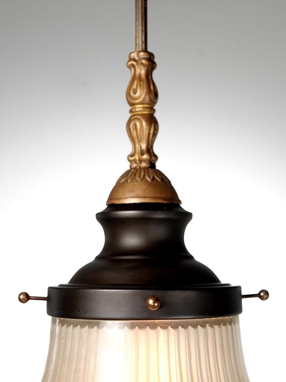 Lampe de banque de style Empire en holophane, ancienne et ornée Bon état - En vente à Peekskill, NY