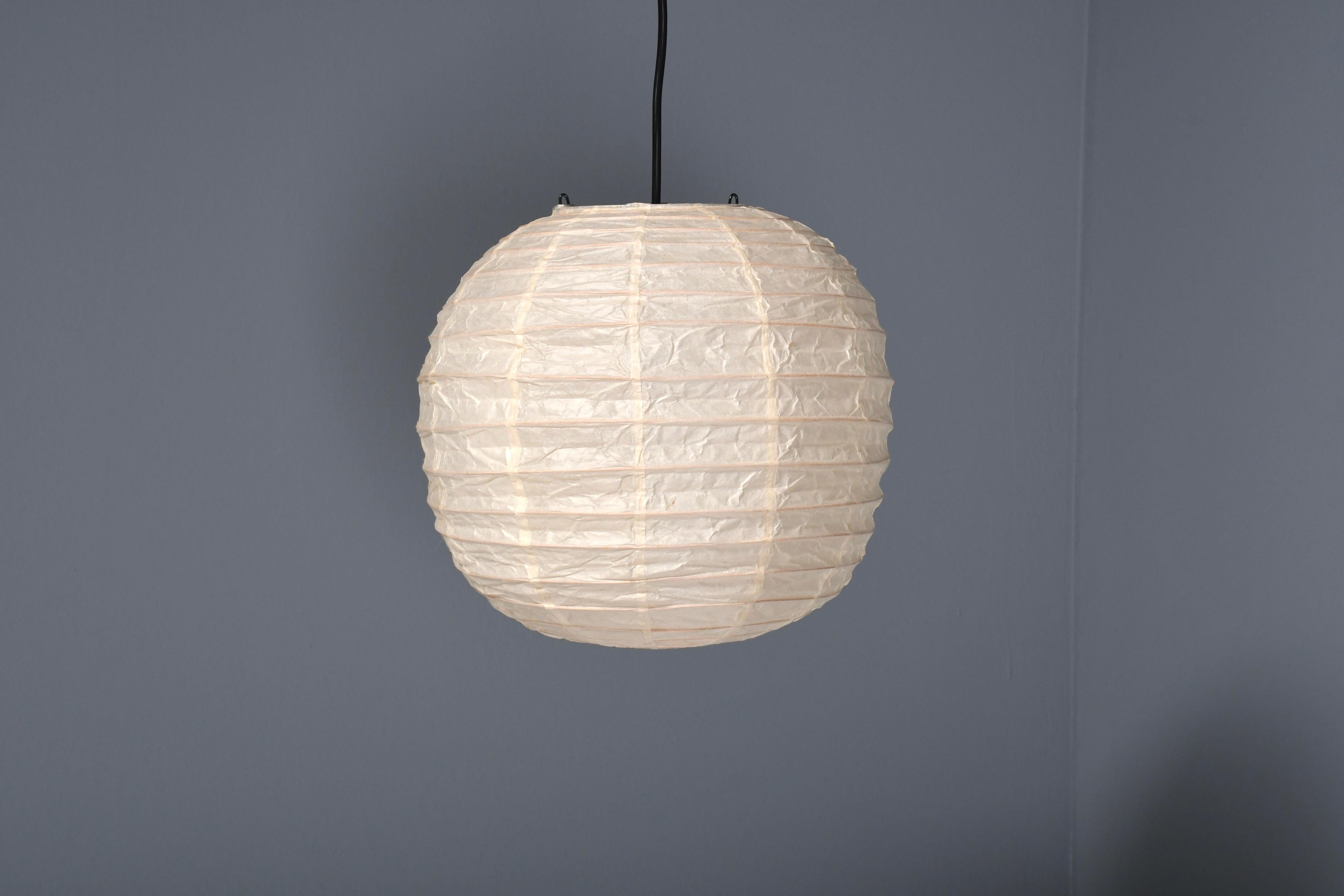 Lampe Akari 30D précoce en excellent état. 

Conçu par Isamu Noguchi en 1951 Produit par Ozeki & Co., Ltd. 

Nouveau vieux stock, 4 articles disponibles !

Le modèle 30D est un pendentif en forme de globe dans la série Akari.

Cet exemple