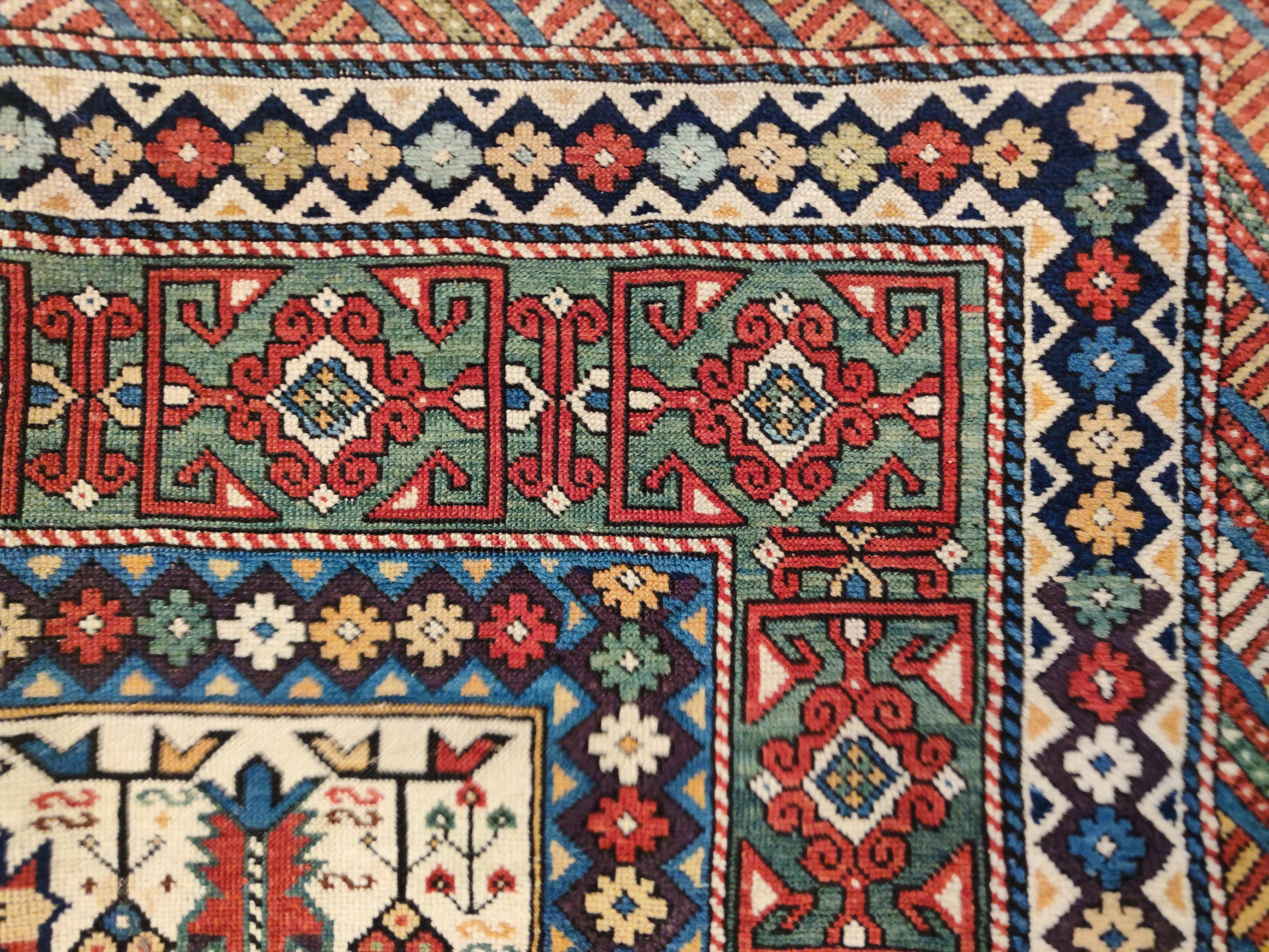 Dieser außergewöhnliche kaukasische Teppich aus Ost-Aserbaidschan verwendet ein seltenes und sehr erfolgreiches weißes Feld und zeichnet Reihen von Ornamenten, die sowohl mit der Chi-Chi-Untergruppe als auch mit Beispielen aus der nördlichen Region