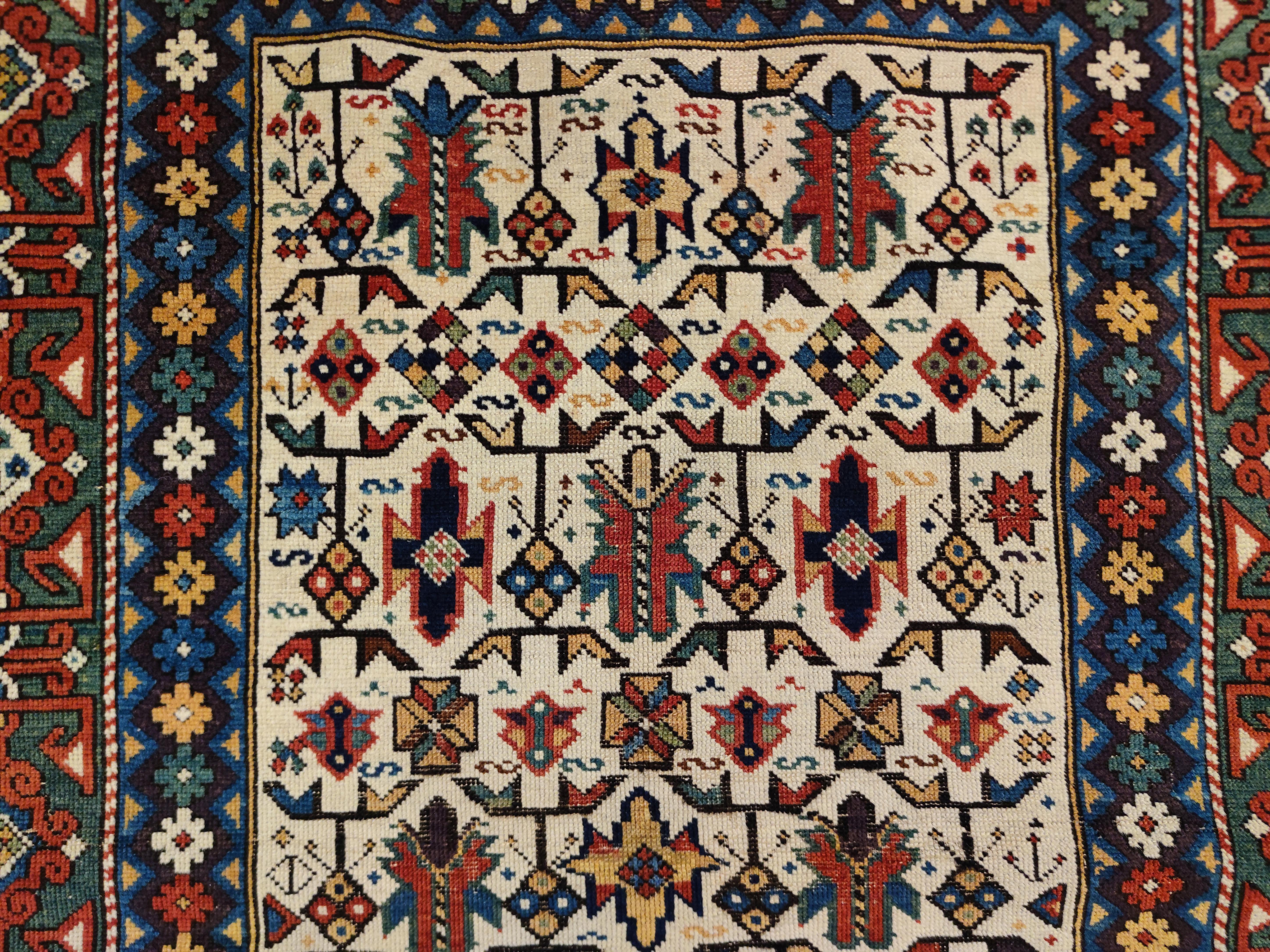 Early and Rare Antique White Ground Kuba Chi-Chi Caucasian Rug   In Good Condition For Sale In Milan, IT